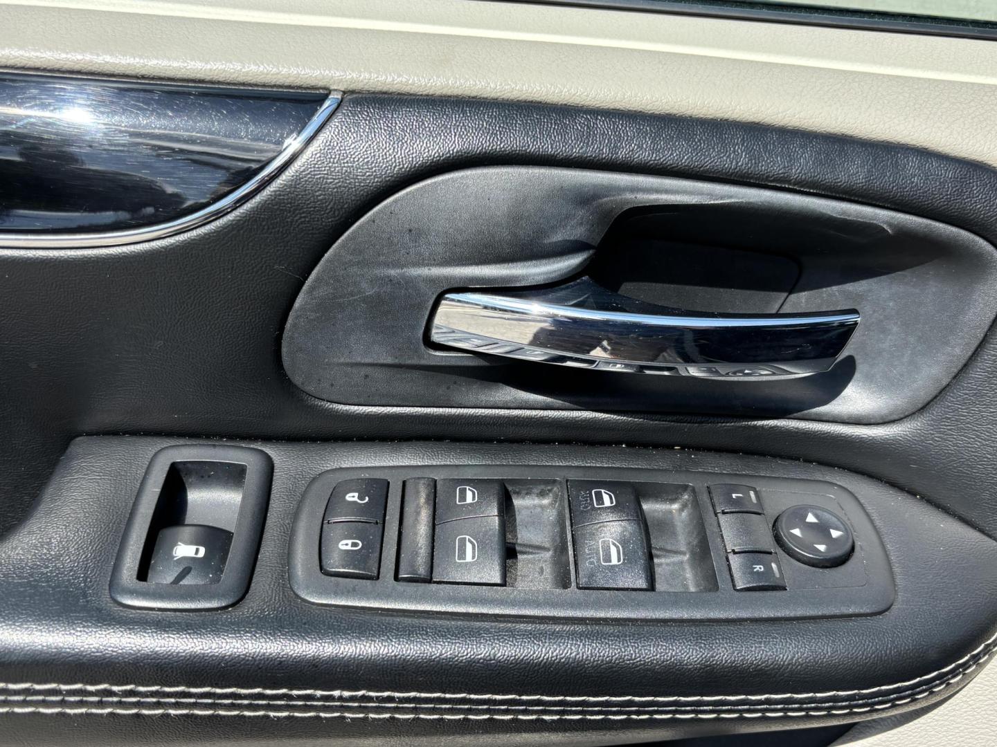 2019 SILVER /BLACK LEATHER Dodge Grand Caravan SXT (2C4RDGCG1KR) with an 3.6L V6 DOHC 24V engine, 6A transmission, located at 11170 Summerlin Square Dr., Fort Myers Beach, FL, 33931, (239) 999-7777, 26.493546, -81.941628 - We have financing available and we accept trades! Fill out a credit application on our website or come by today! If you have any questions, give us a call at (239) 999 - 7777 or visit our website at firstautocredit.com. 11170 Summerlin Square Dr, Fort Myers Beach, FL 33931 - Photo#22