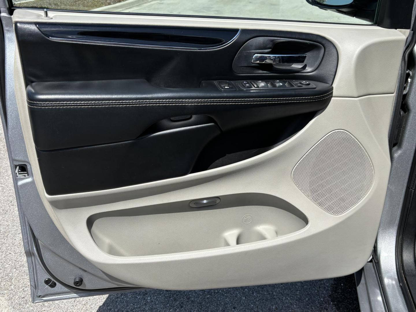 2019 SILVER /BLACK LEATHER Dodge Grand Caravan SXT (2C4RDGCG1KR) with an 3.6L V6 DOHC 24V engine, 6A transmission, located at 11170 Summerlin Square Dr., Fort Myers Beach, FL, 33931, (239) 999-7777, 26.493546, -81.941628 - We have financing available and we accept trades! Fill out a credit application on our website or come by today! If you have any questions, give us a call at (239) 999 - 7777 or visit our website at firstautocredit.com. 11170 Summerlin Square Dr, Fort Myers Beach, FL 33931 - Photo#21