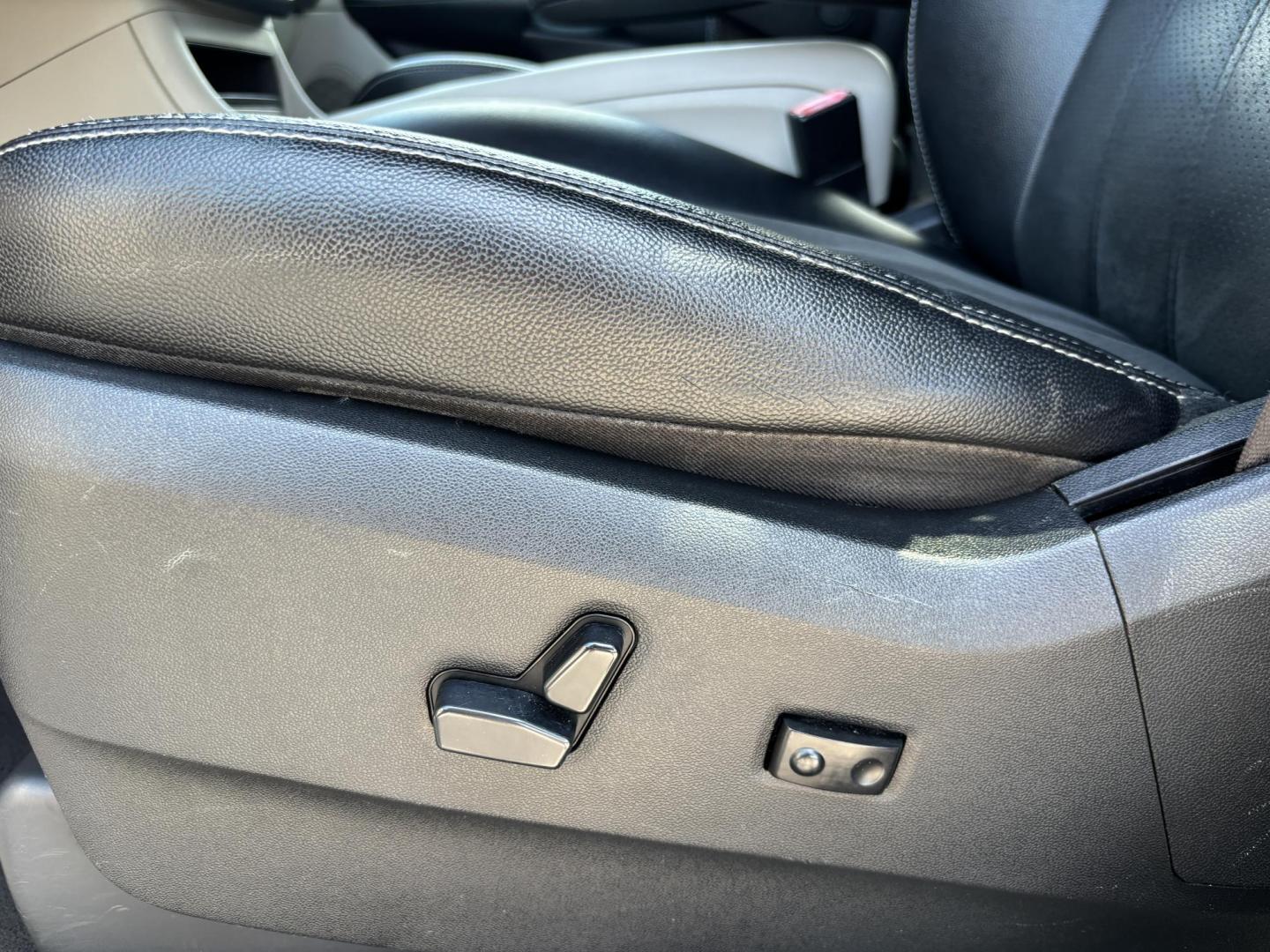 2019 SILVER /BLACK LEATHER Dodge Grand Caravan SXT (2C4RDGCG1KR) with an 3.6L V6 DOHC 24V engine, 6A transmission, located at 11170 Summerlin Square Dr., Fort Myers Beach, FL, 33931, (239) 999-7777, 26.493546, -81.941628 - We have financing available and we accept trades! Fill out a credit application on our website or come by today! If you have any questions, give us a call at (239) 999 - 7777 or visit our website at firstautocredit.com. 11170 Summerlin Square Dr, Fort Myers Beach, FL 33931 - Photo#10