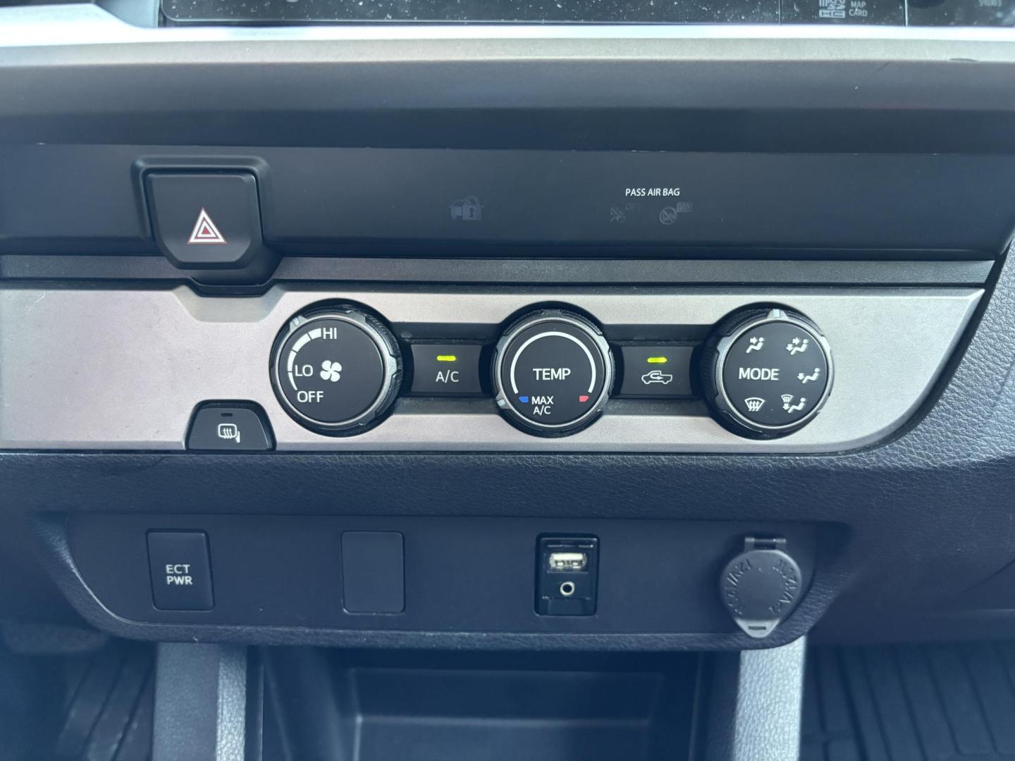2019 BLACK /charcoal Toyota Tacoma SR5 Double Cab Long Bed I4 6AT 2WD (5TFAX5GN5KX) with an 2.7L L4 DOHC 16V engine, 6A transmission, located at 11170 Summerlin Square Dr., Fort Myers Beach, FL, 33931, (239) 999-7777, 26.493546, -81.941628 - We have financing available and we accept trades! Fill out a credit application on our website or come by today! If you have any questions, give us a call at (239) 999 - 7777 or visit our website at firstautocredit.com. 11170 Summerlin Square Dr, Fort Myers Beach, FL 33931 Carfax 4 Owner V - Photo#21