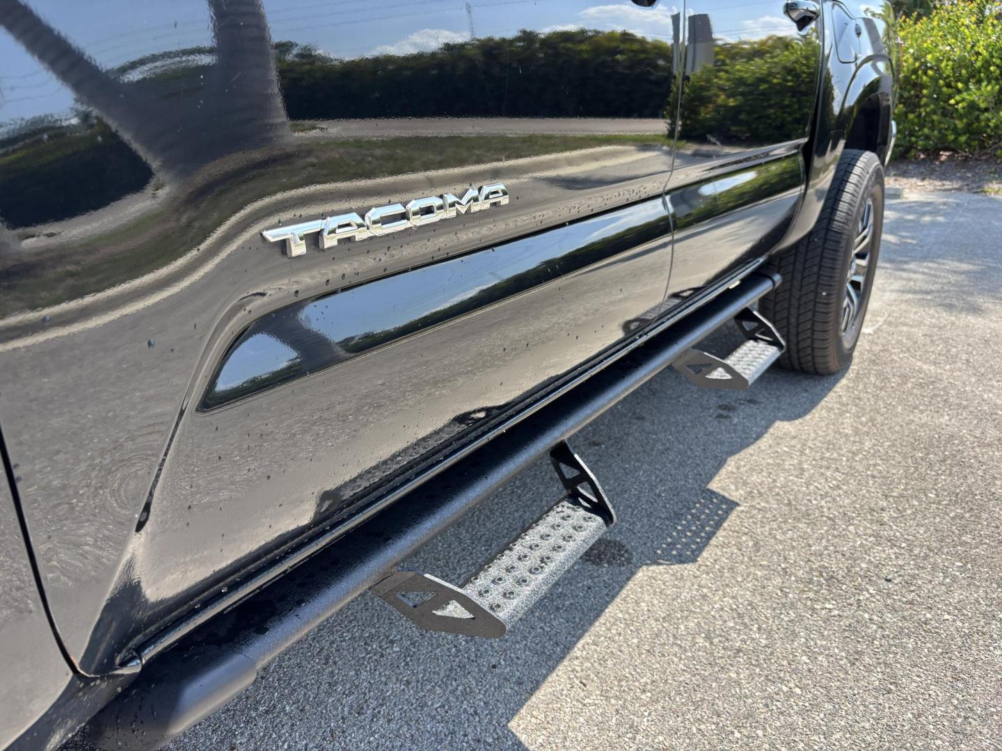 2019 BLACK /charcoal Toyota Tacoma SR5 Double Cab Long Bed I4 6AT 2WD (5TFAX5GN5KX) with an 2.7L L4 DOHC 16V engine, 6A transmission, located at 11170 Summerlin Square Dr., Fort Myers Beach, FL, 33931, (239) 999-7777, 26.493546, -81.941628 - We have financing available and we accept trades! Fill out a credit application on our website or come by today! If you have any questions, give us a call at (239) 999 - 7777 or visit our website at firstautocredit.com. 11170 Summerlin Square Dr, Fort Myers Beach, FL 33931 Carfax 4 Owner V - Photo#29