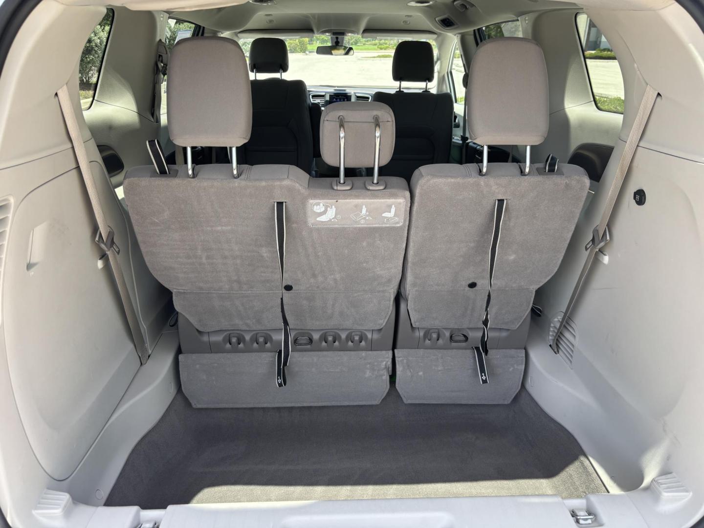 2021 WHITE /GRAY CLOTH Chrysler Voyager LX (2C4RC1CG5MR) with an 3.6L V6 DOHC 24V engine, 9A transmission, located at 11170 Summerlin Square Dr., Fort Myers Beach, FL, 33931, (239) 999-7777, 26.493546, -81.941628 - We have financing available and we accept trades! Fill out a credit application on our website or come by today! If you have any questions, give us a call at (239) 999 - 7777 or visit our website at firstautocredit.com. 11170 Summerlin Square Dr, Fort Myers Beach, FL 33931 Carfax 1 Owner - Photo#22