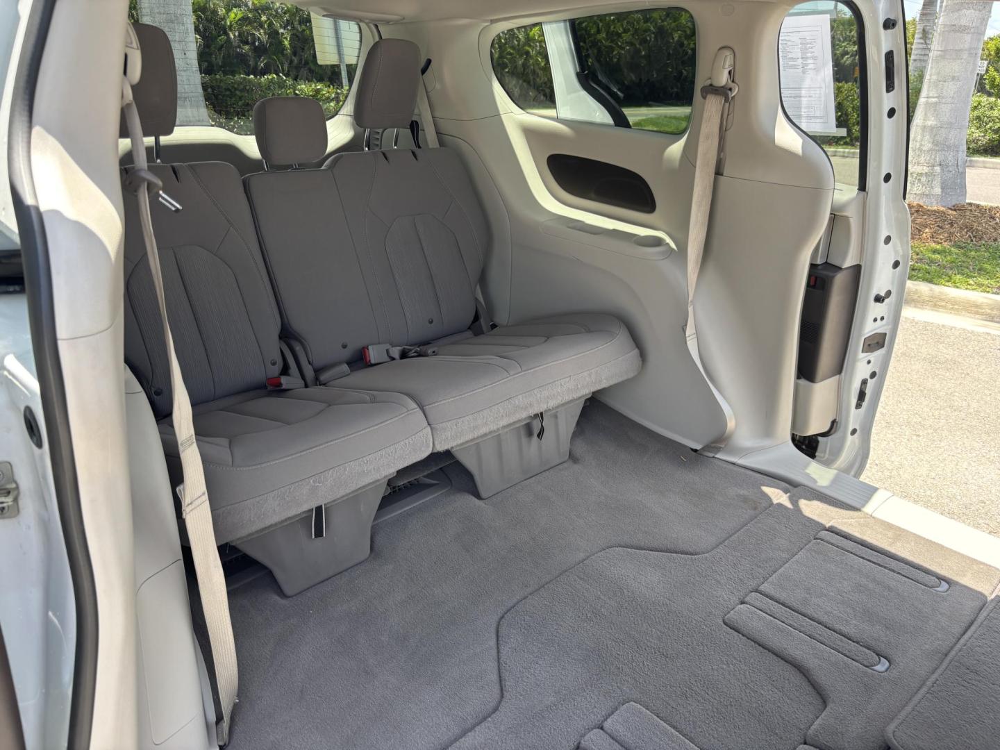 2021 WHITE /GRAY CLOTH Chrysler Voyager LX (2C4RC1CG5MR) with an 3.6L V6 DOHC 24V engine, 9A transmission, located at 11170 Summerlin Square Dr., Fort Myers Beach, FL, 33931, (239) 999-7777, 26.493546, -81.941628 - We have financing available and we accept trades! Fill out a credit application on our website or come by today! If you have any questions, give us a call at (239) 999 - 7777 or visit our website at firstautocredit.com. 11170 Summerlin Square Dr, Fort Myers Beach, FL 33931 Carfax 1 Owner - Photo#19
