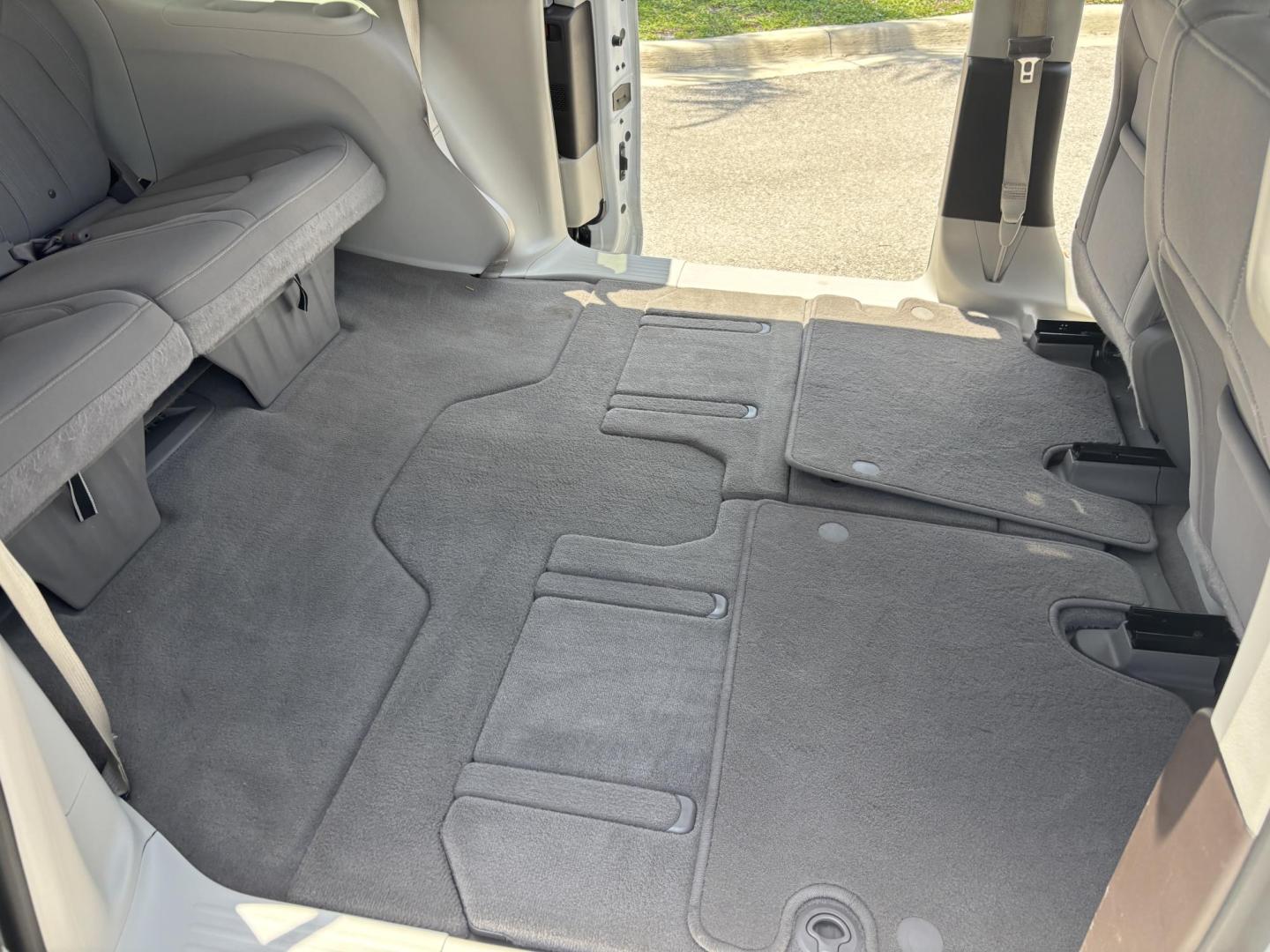 2021 WHITE /GRAY CLOTH Chrysler Voyager LX (2C4RC1CG5MR) with an 3.6L V6 DOHC 24V engine, 9A transmission, located at 11170 Summerlin Square Dr., Fort Myers Beach, FL, 33931, (239) 999-7777, 26.493546, -81.941628 - We have financing available and we accept trades! Fill out a credit application on our website or come by today! If you have any questions, give us a call at (239) 999 - 7777 or visit our website at firstautocredit.com. 11170 Summerlin Square Dr, Fort Myers Beach, FL 33931 Carfax 1 Owner - Photo#20