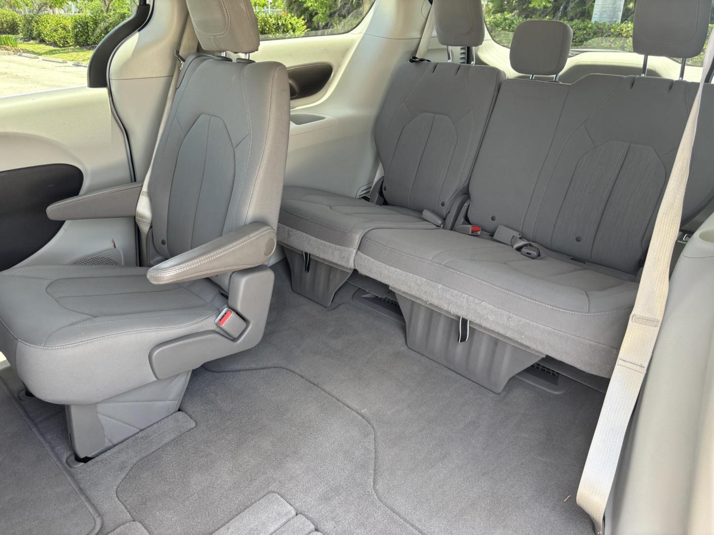 2021 WHITE /GRAY CLOTH Chrysler Voyager LX (2C4RC1CG5MR) with an 3.6L V6 DOHC 24V engine, 9A transmission, located at 11170 Summerlin Square Dr., Fort Myers Beach, FL, 33931, (239) 999-7777, 26.493546, -81.941628 - We have financing available and we accept trades! Fill out a credit application on our website or come by today! If you have any questions, give us a call at (239) 999 - 7777 or visit our website at firstautocredit.com. 11170 Summerlin Square Dr, Fort Myers Beach, FL 33931 Carfax 1 Owner - Photo#17