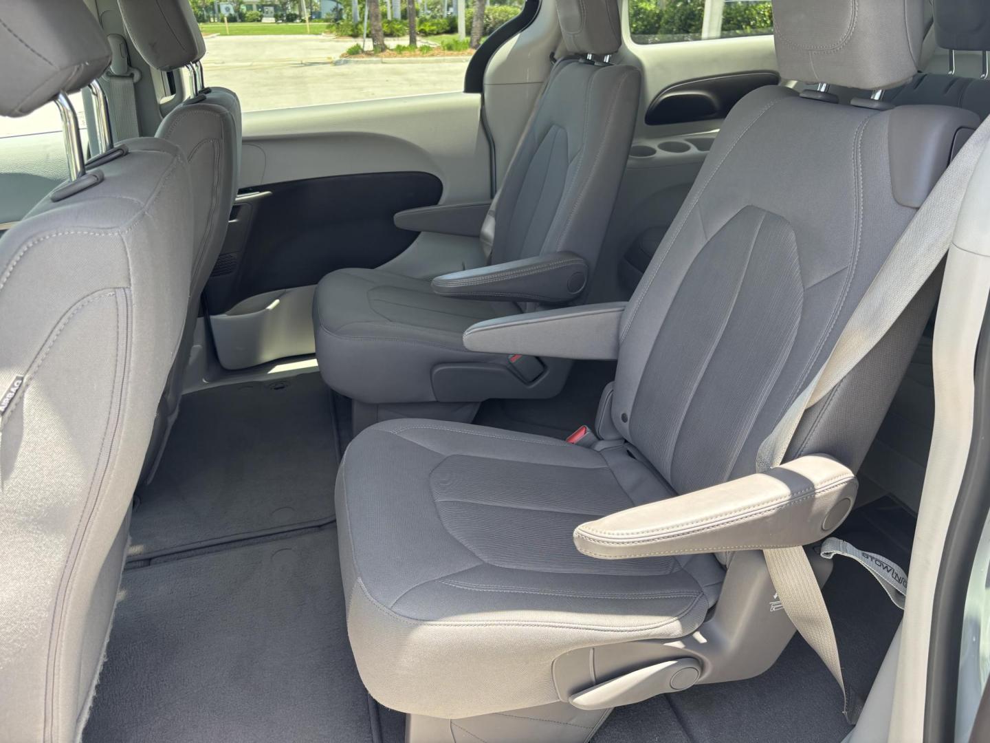 2021 WHITE /GRAY CLOTH Chrysler Voyager LX (2C4RC1CG5MR) with an 3.6L V6 DOHC 24V engine, 9A transmission, located at 11170 Summerlin Square Dr., Fort Myers Beach, FL, 33931, (239) 999-7777, 26.493546, -81.941628 - We have financing available and we accept trades! Fill out a credit application on our website or come by today! If you have any questions, give us a call at (239) 999 - 7777 or visit our website at firstautocredit.com. 11170 Summerlin Square Dr, Fort Myers Beach, FL 33931 Carfax 1 Owner - Photo#15