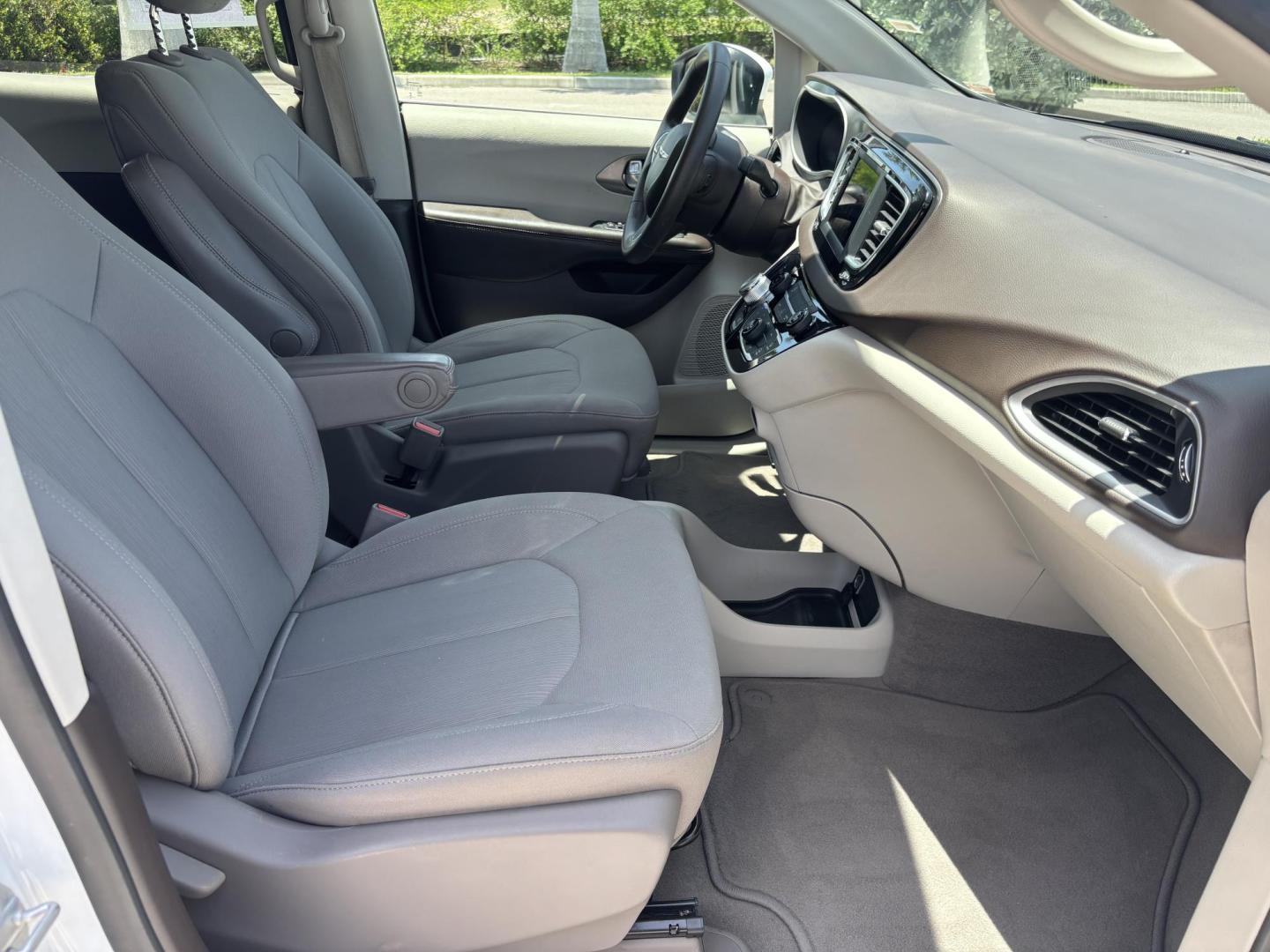 2021 WHITE /GRAY CLOTH Chrysler Voyager LX (2C4RC1CG5MR) with an 3.6L V6 DOHC 24V engine, 9A transmission, located at 11170 Summerlin Square Dr., Fort Myers Beach, FL, 33931, (239) 999-7777, 26.493546, -81.941628 - We have financing available and we accept trades! Fill out a credit application on our website or come by today! If you have any questions, give us a call at (239) 999 - 7777 or visit our website at firstautocredit.com. 11170 Summerlin Square Dr, Fort Myers Beach, FL 33931 Carfax 1 Owner - Photo#13