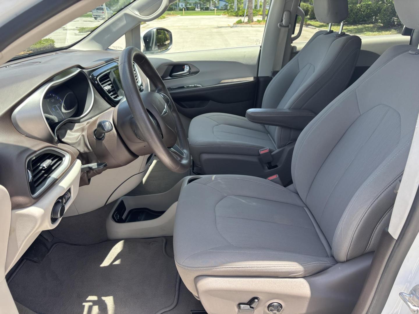 2021 WHITE /GRAY CLOTH Chrysler Voyager LX (2C4RC1CG5MR) with an 3.6L V6 DOHC 24V engine, 9A transmission, located at 11170 Summerlin Square Dr., Fort Myers Beach, FL, 33931, (239) 999-7777, 26.493546, -81.941628 - We have financing available and we accept trades! Fill out a credit application on our website or come by today! If you have any questions, give us a call at (239) 999 - 7777 or visit our website at firstautocredit.com. 11170 Summerlin Square Dr, Fort Myers Beach, FL 33931 Carfax 1 Owner - Photo#10