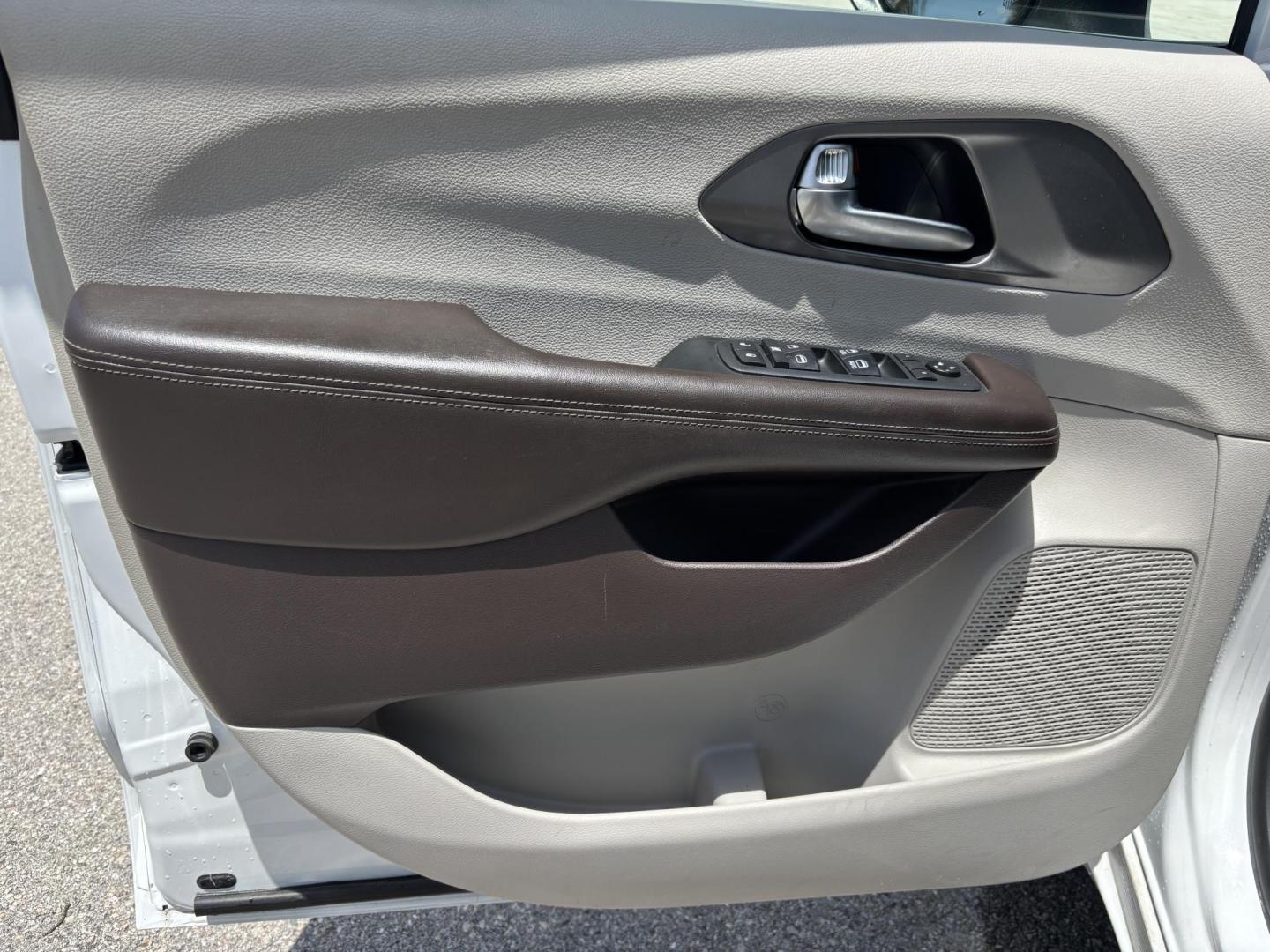 2021 WHITE /GRAY CLOTH Chrysler Voyager LX (2C4RC1CG5MR) with an 3.6L V6 DOHC 24V engine, 9A transmission, located at 11170 Summerlin Square Dr., Fort Myers Beach, FL, 33931, (239) 999-7777, 26.493546, -81.941628 - We have financing available and we accept trades! Fill out a credit application on our website or come by today! If you have any questions, give us a call at (239) 999 - 7777 or visit our website at firstautocredit.com. 11170 Summerlin Square Dr, Fort Myers Beach, FL 33931 Carfax 1 Owner - Photo#36