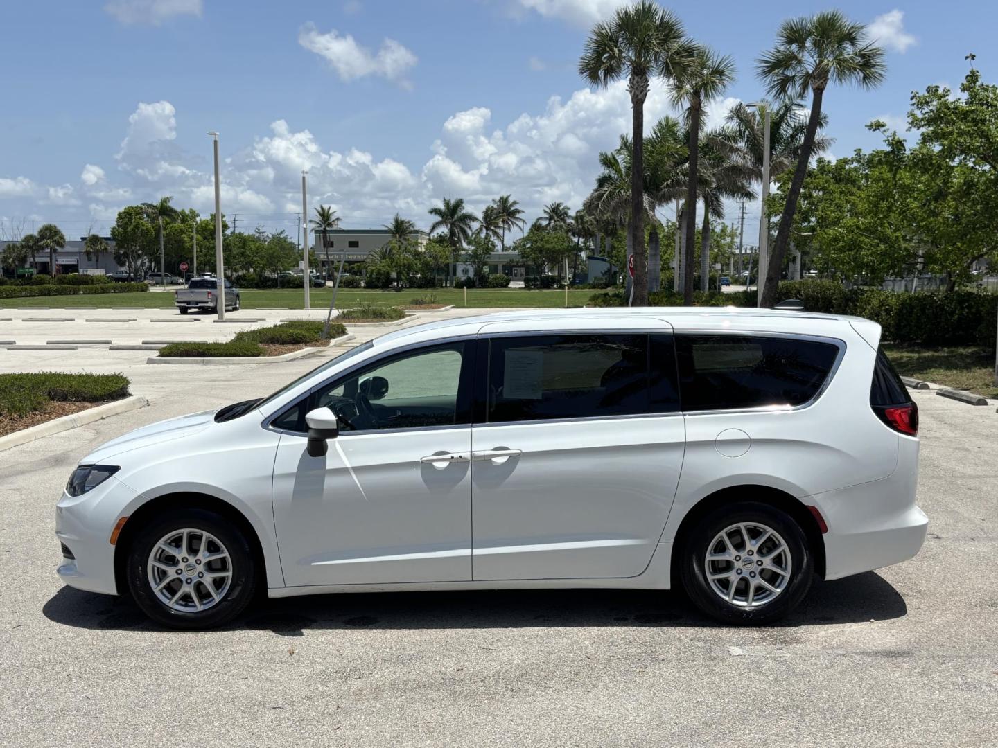 2021 WHITE /GRAY CLOTH Chrysler Voyager LX (2C4RC1CG5MR) with an 3.6L V6 DOHC 24V engine, 9A transmission, located at 11170 Summerlin Square Dr., Fort Myers Beach, FL, 33931, (239) 999-7777, 26.493546, -81.941628 - We have financing available and we accept trades! Fill out a credit application on our website or come by today! If you have any questions, give us a call at (239) 999 - 7777 or visit our website at firstautocredit.com. 11170 Summerlin Square Dr, Fort Myers Beach, FL 33931 Carfax 1 Owner - Photo#7