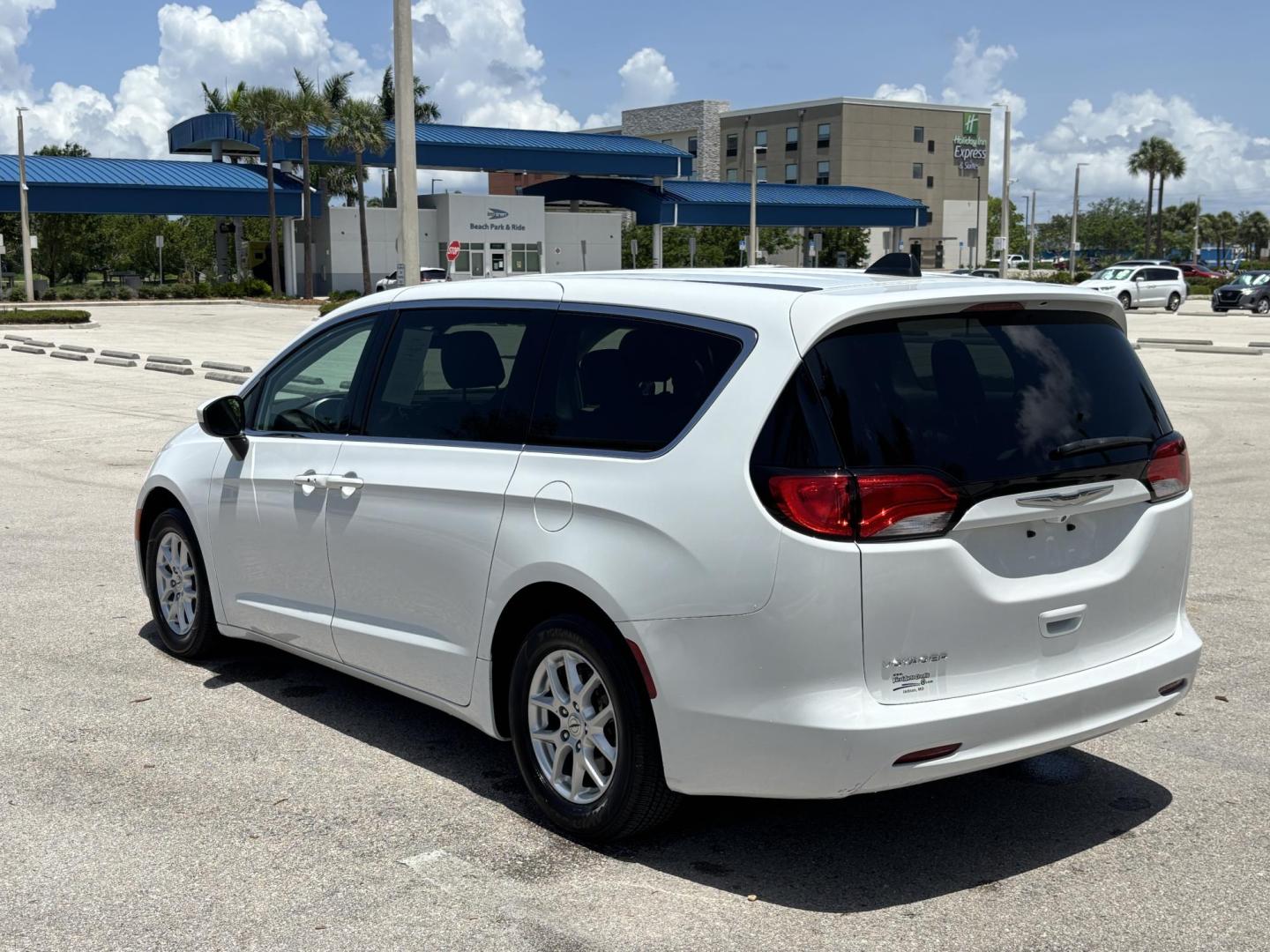 2021 WHITE /GRAY CLOTH Chrysler Voyager LX (2C4RC1CG5MR) with an 3.6L V6 DOHC 24V engine, 9A transmission, located at 11170 Summerlin Square Dr., Fort Myers Beach, FL, 33931, (239) 999-7777, 26.493546, -81.941628 - We have financing available and we accept trades! Fill out a credit application on our website or come by today! If you have any questions, give us a call at (239) 999 - 7777 or visit our website at firstautocredit.com. 11170 Summerlin Square Dr, Fort Myers Beach, FL 33931 Carfax 1 Owner - Photo#4