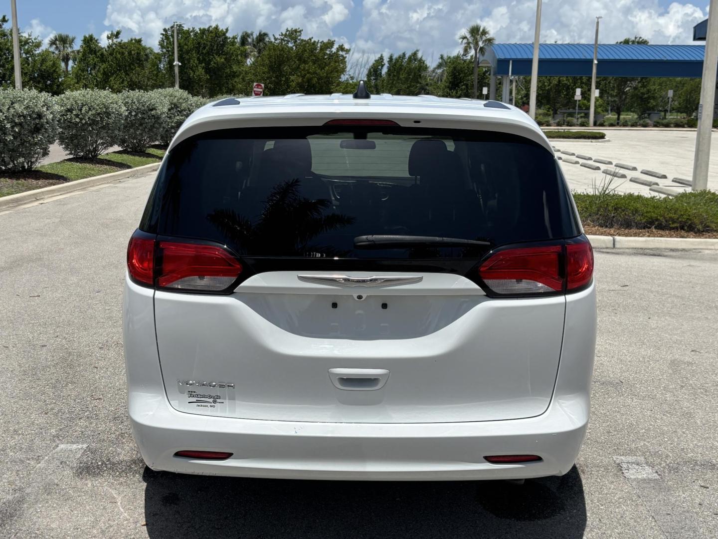 2021 WHITE /GRAY CLOTH Chrysler Voyager LX (2C4RC1CG5MR) with an 3.6L V6 DOHC 24V engine, 9A transmission, located at 11170 Summerlin Square Dr., Fort Myers Beach, FL, 33931, (239) 999-7777, 26.493546, -81.941628 - We have financing available and we accept trades! Fill out a credit application on our website or come by today! If you have any questions, give us a call at (239) 999 - 7777 or visit our website at firstautocredit.com. 11170 Summerlin Square Dr, Fort Myers Beach, FL 33931 Carfax 1 Owner - Photo#5