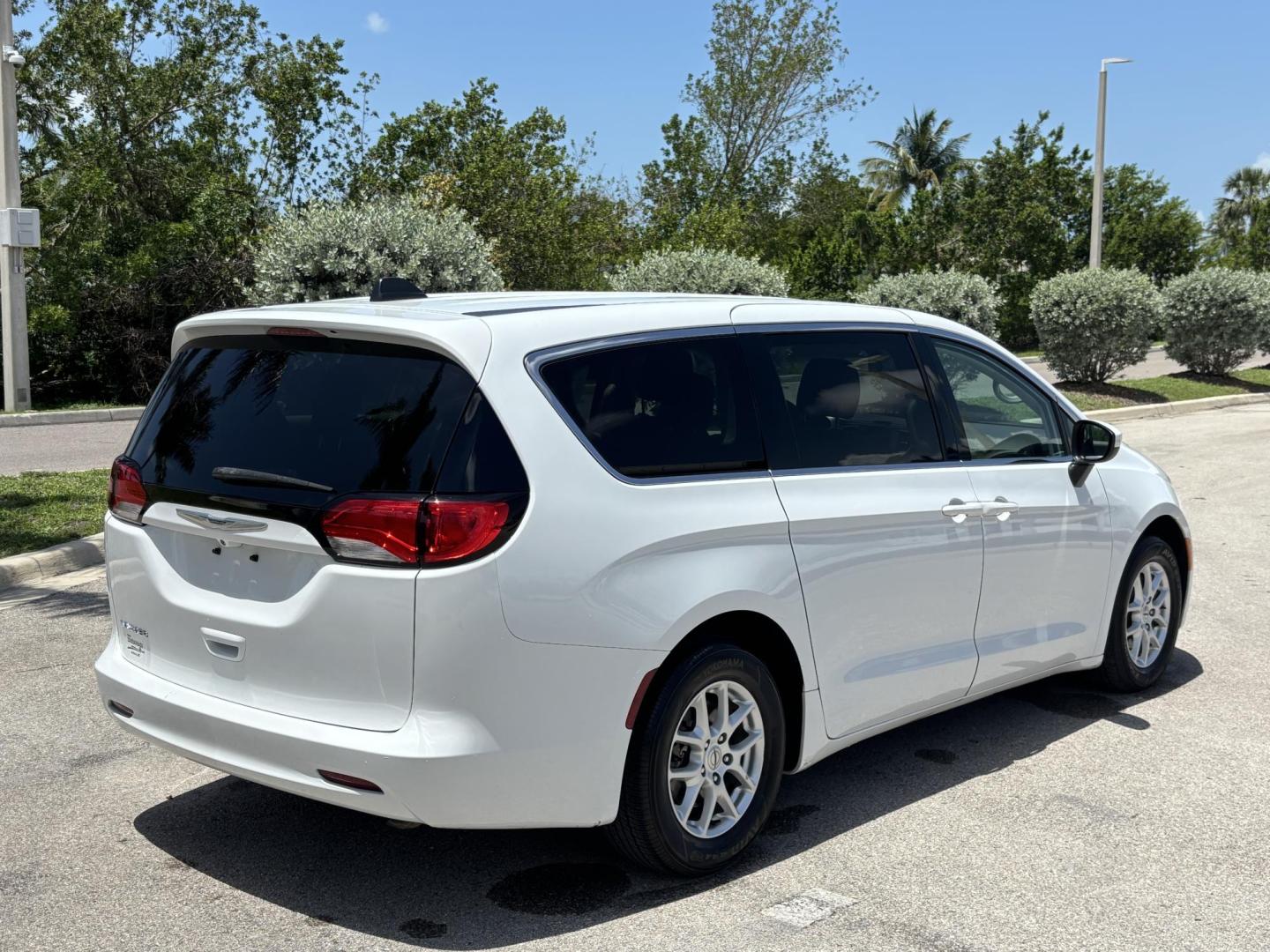2021 WHITE /GRAY CLOTH Chrysler Voyager LX (2C4RC1CG5MR) with an 3.6L V6 DOHC 24V engine, 9A transmission, located at 11170 Summerlin Square Dr., Fort Myers Beach, FL, 33931, (239) 999-7777, 26.493546, -81.941628 - We have financing available and we accept trades! Fill out a credit application on our website or come by today! If you have any questions, give us a call at (239) 999 - 7777 or visit our website at firstautocredit.com. 11170 Summerlin Square Dr, Fort Myers Beach, FL 33931 Carfax 1 Owner - Photo#6