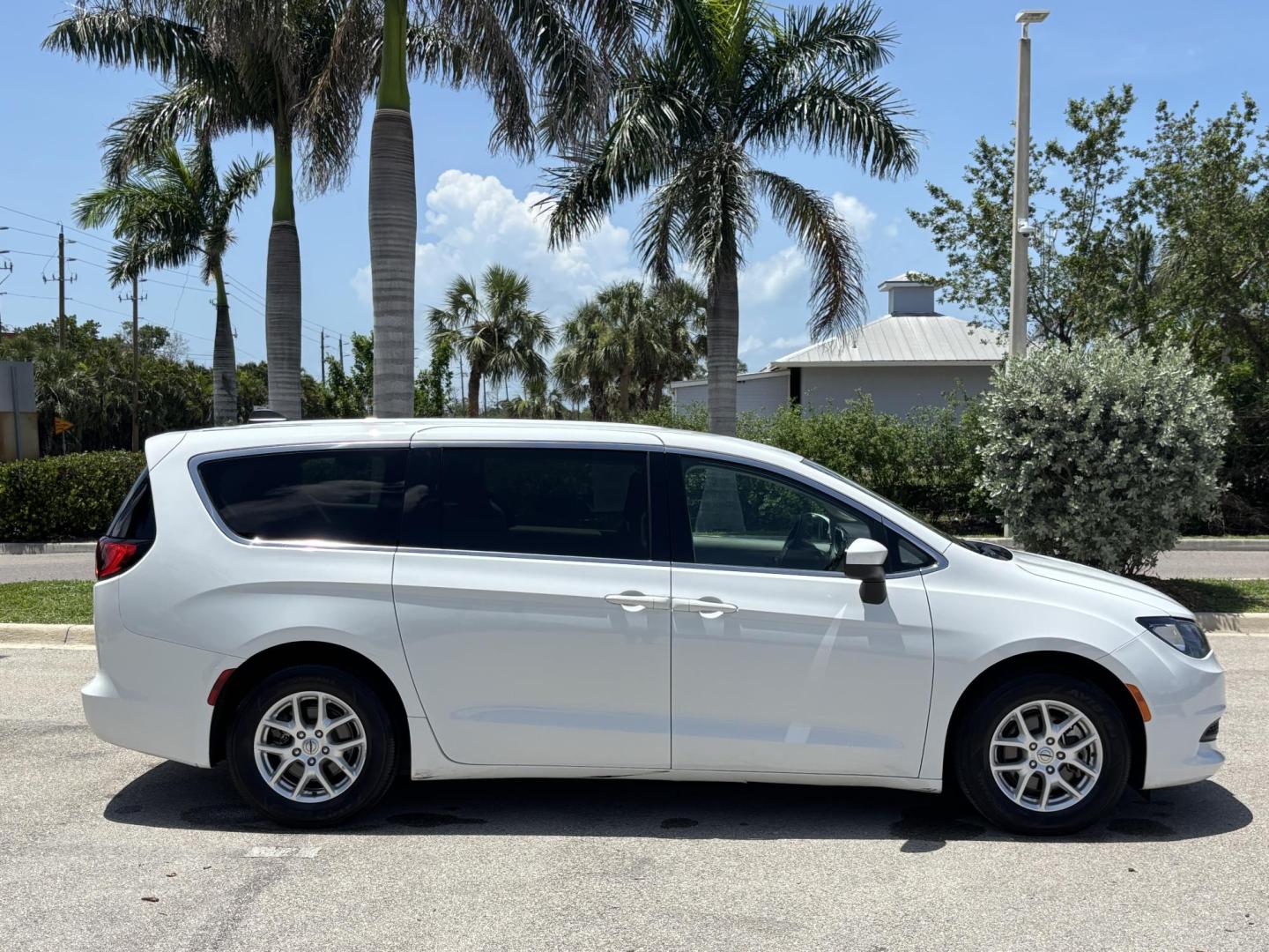 2021 WHITE /GRAY CLOTH Chrysler Voyager LX (2C4RC1CG5MR) with an 3.6L V6 DOHC 24V engine, 9A transmission, located at 11170 Summerlin Square Dr., Fort Myers Beach, FL, 33931, (239) 999-7777, 26.493546, -81.941628 - We have financing available and we accept trades! Fill out a credit application on our website or come by today! If you have any questions, give us a call at (239) 999 - 7777 or visit our website at firstautocredit.com. 11170 Summerlin Square Dr, Fort Myers Beach, FL 33931 Carfax 1 Owner - Photo#3