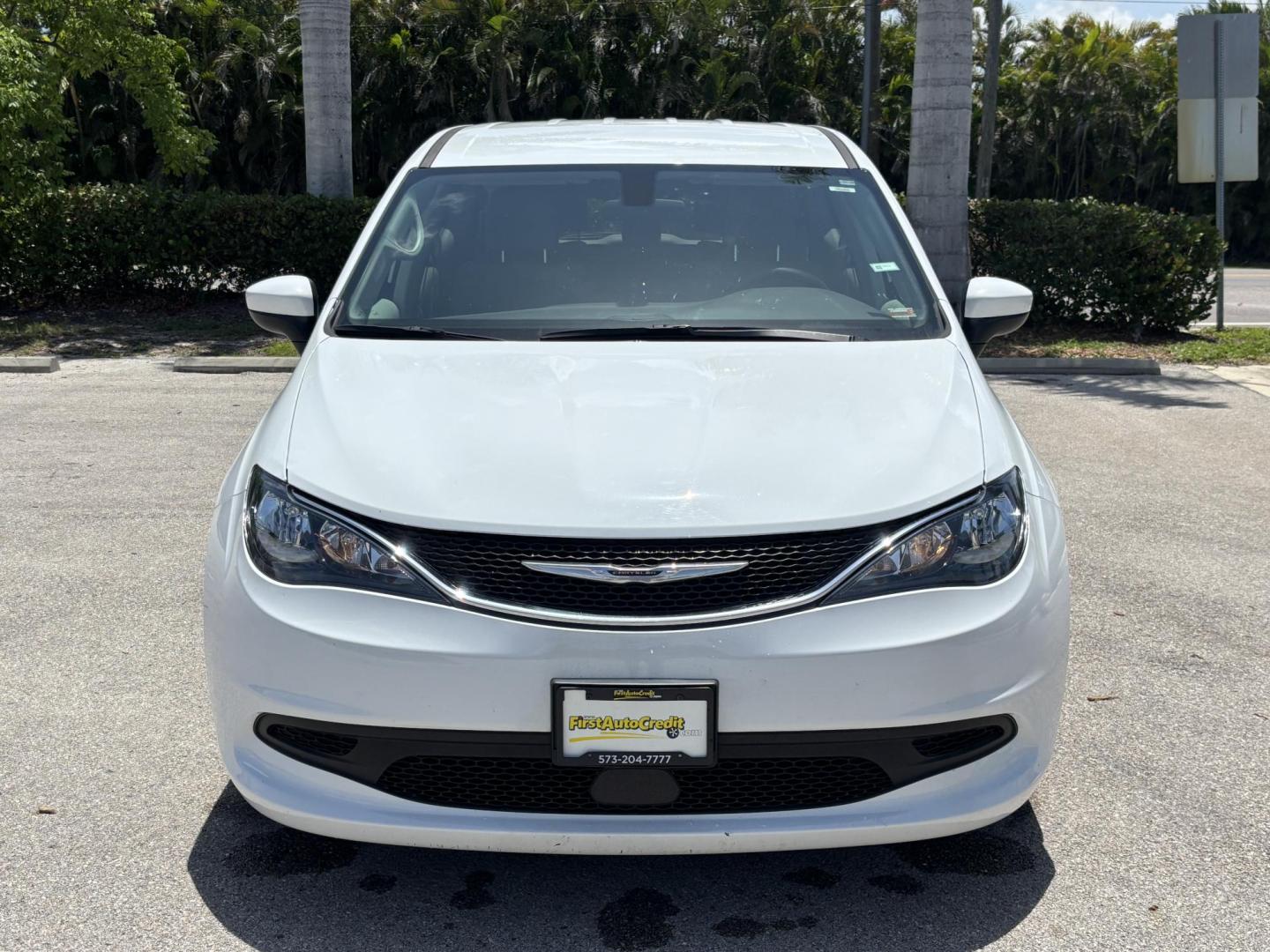 2021 WHITE /GRAY CLOTH Chrysler Voyager LX (2C4RC1CG5MR) with an 3.6L V6 DOHC 24V engine, 9A transmission, located at 11170 Summerlin Square Dr., Fort Myers Beach, FL, 33931, (239) 999-7777, 26.493546, -81.941628 - We have financing available and we accept trades! Fill out a credit application on our website or come by today! If you have any questions, give us a call at (239) 999 - 7777 or visit our website at firstautocredit.com. 11170 Summerlin Square Dr, Fort Myers Beach, FL 33931 Carfax 1 Owner - Photo#1