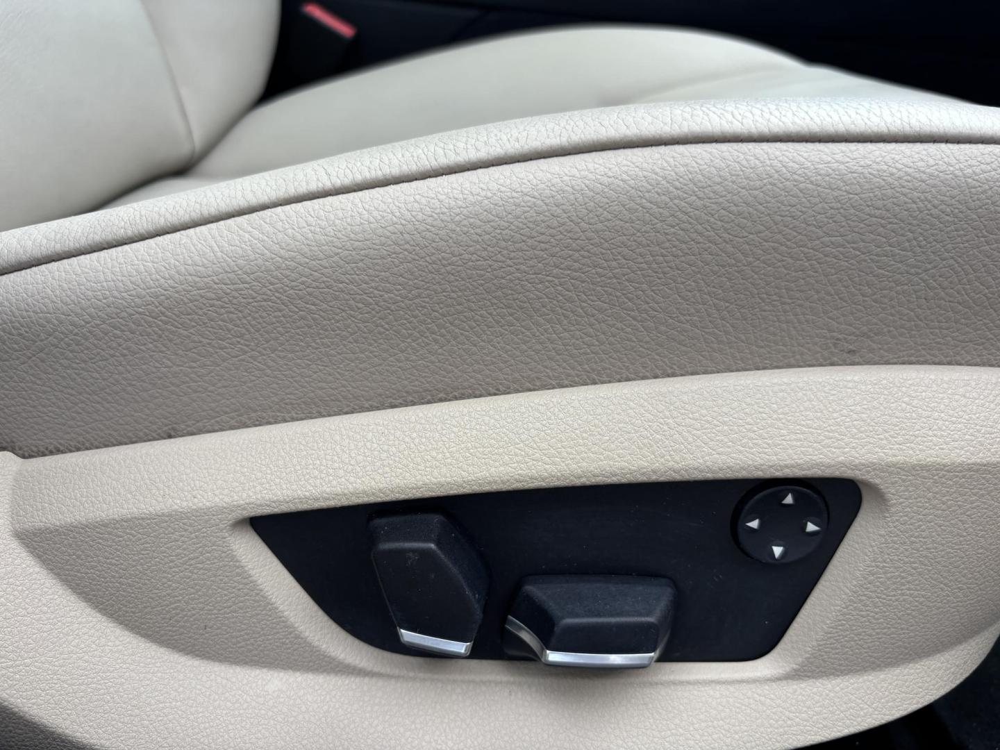 2011 BLACK /OYSTER BMW 5-Series 535i (WBAFR7C55BC) with an 3.0L L6 DOHC 24V engine, located at 11170 Summerlin Square Dr., Fort Myers Beach, FL, 33931, (239) 999-7777, 26.493546, -81.941628 - We have financing available and we accept trades! Fill out a credit application on our website or come by today! If you have any questions, give us a call at (239) 999 - 7777 or visit our website at firstautocredit.com. 11170 Summerlin Square Dr, Fort Myers Beach, FL 33931 - Photo#22