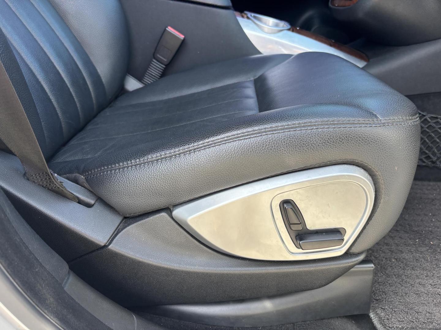 2006 SILVER /BLACK Mercedes-Benz R-Class R350 (4JGCB65E76A) with an 3.5L V6 DOHC 24V engine, 7-Speed Automatic Overdrive transmission, located at 11170 Summerlin Square Dr., Fort Myers Beach, FL, 33931, (239) 999-7777, 26.493546, -81.941628 - As Is Not Eligible for Buy Here Pay Here - Photo#20