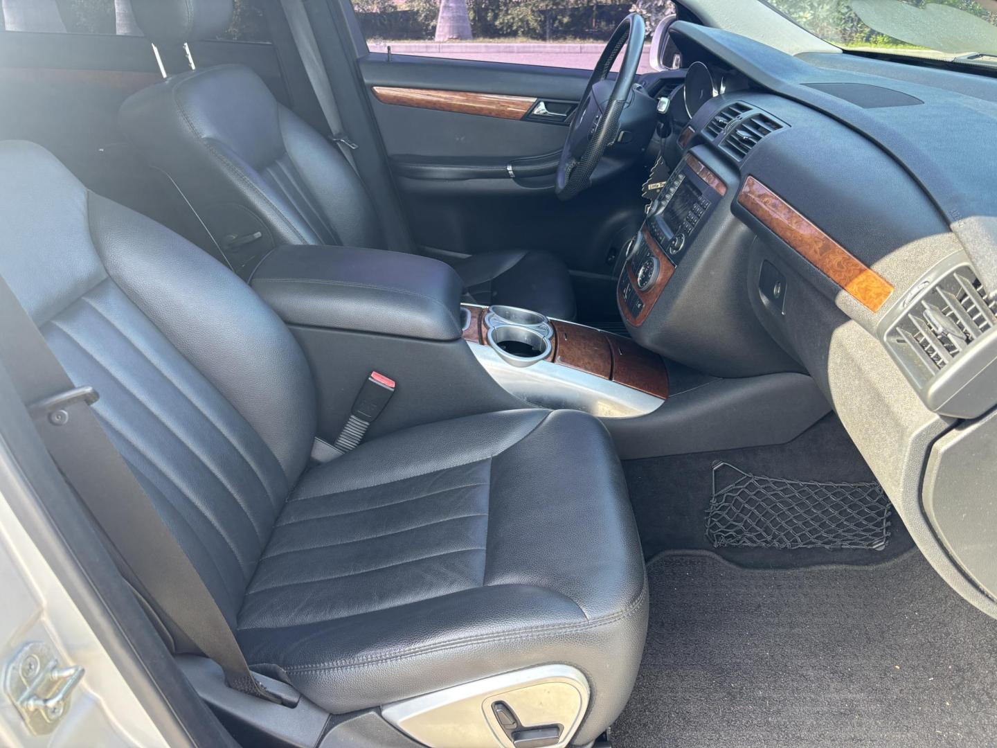 2006 SILVER /BLACK Mercedes-Benz R-Class R350 (4JGCB65E76A) with an 3.5L V6 DOHC 24V engine, 7-Speed Automatic Overdrive transmission, located at 11170 Summerlin Square Dr., Fort Myers Beach, FL, 33931, (239) 999-7777, 26.493546, -81.941628 - As Is Not Eligible for Buy Here Pay Here - Photo#19