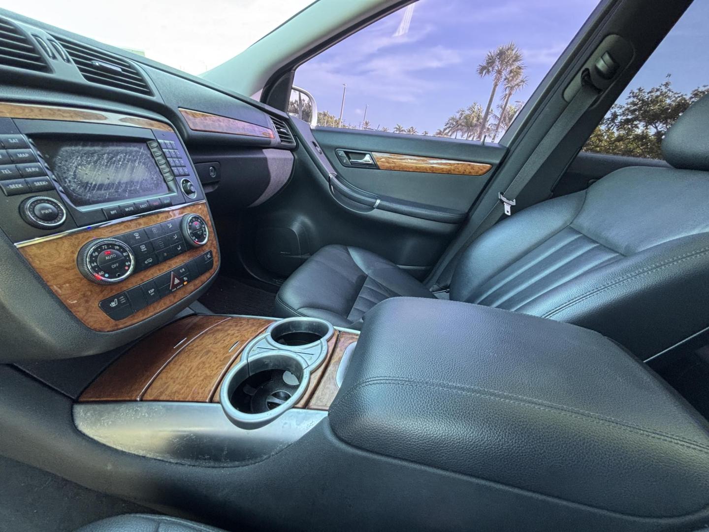 2006 SILVER /BLACK Mercedes-Benz R-Class R350 (4JGCB65E76A) with an 3.5L V6 DOHC 24V engine, 7-Speed Automatic Overdrive transmission, located at 11170 Summerlin Square Dr., Fort Myers Beach, FL, 33931, (239) 999-7777, 26.493546, -81.941628 - As Is Not Eligible for Buy Here Pay Here - Photo#17