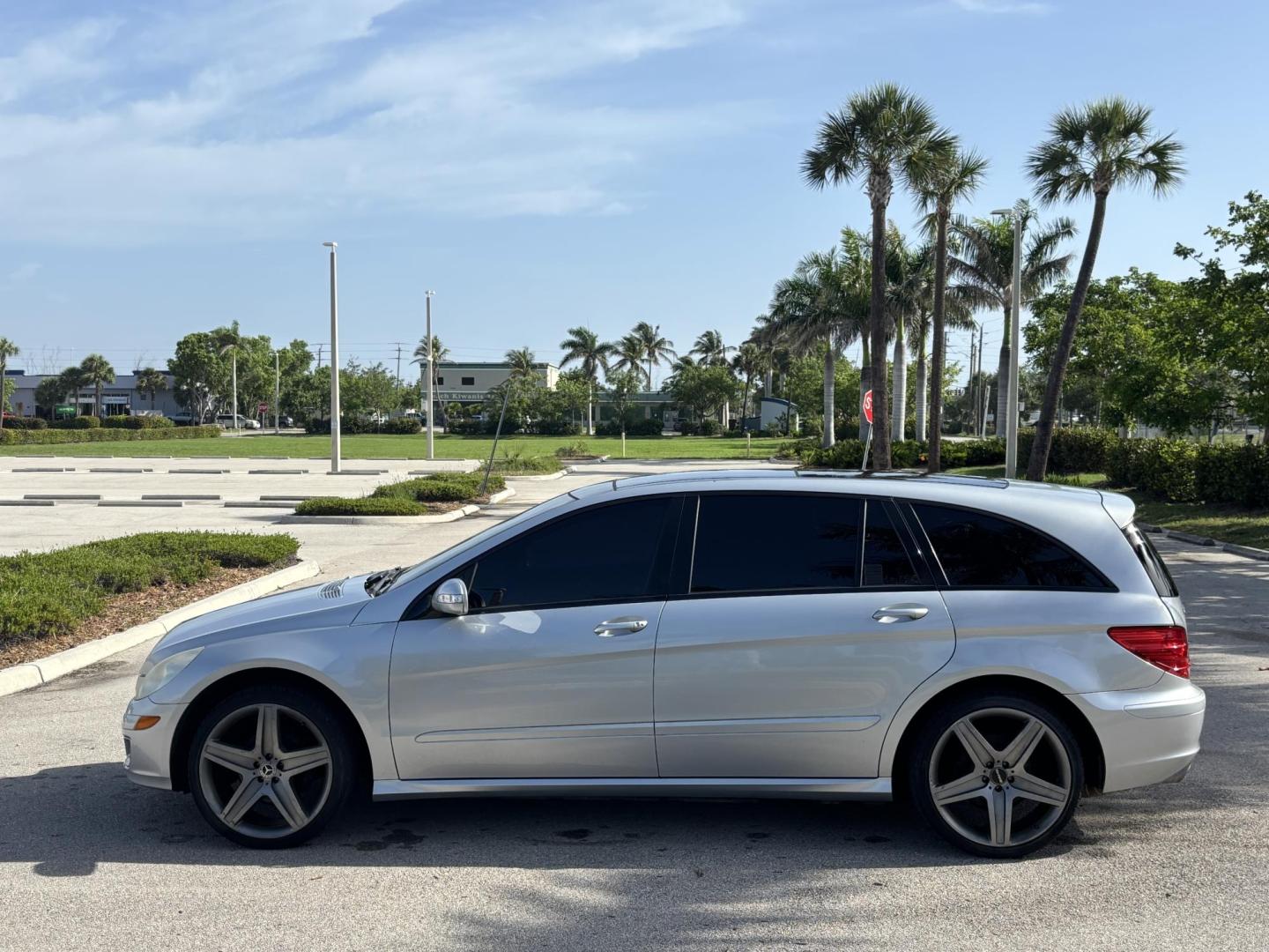 2006 SILVER /BLACK Mercedes-Benz R-Class R350 (4JGCB65E76A) with an 3.5L V6 DOHC 24V engine, 7-Speed Automatic Overdrive transmission, located at 11170 Summerlin Square Dr., Fort Myers Beach, FL, 33931, (239) 999-7777, 26.493546, -81.941628 - As Is Not Eligible for Buy Here Pay Here - Photo#7