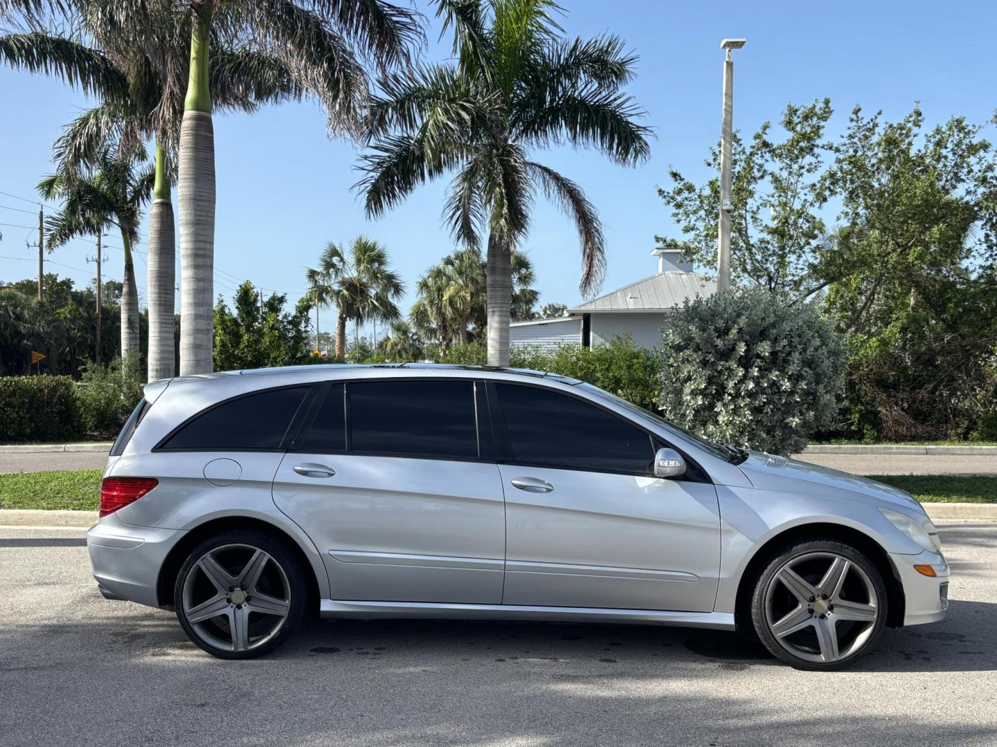 2006 SILVER /BLACK Mercedes-Benz R-Class R350 (4JGCB65E76A) with an 3.5L V6 DOHC 24V engine, 7-Speed Automatic Overdrive transmission, located at 11170 Summerlin Square Dr., Fort Myers Beach, FL, 33931, (239) 999-7777, 26.493546, -81.941628 - As Is Not Eligible for Buy Here Pay Here - Photo#3