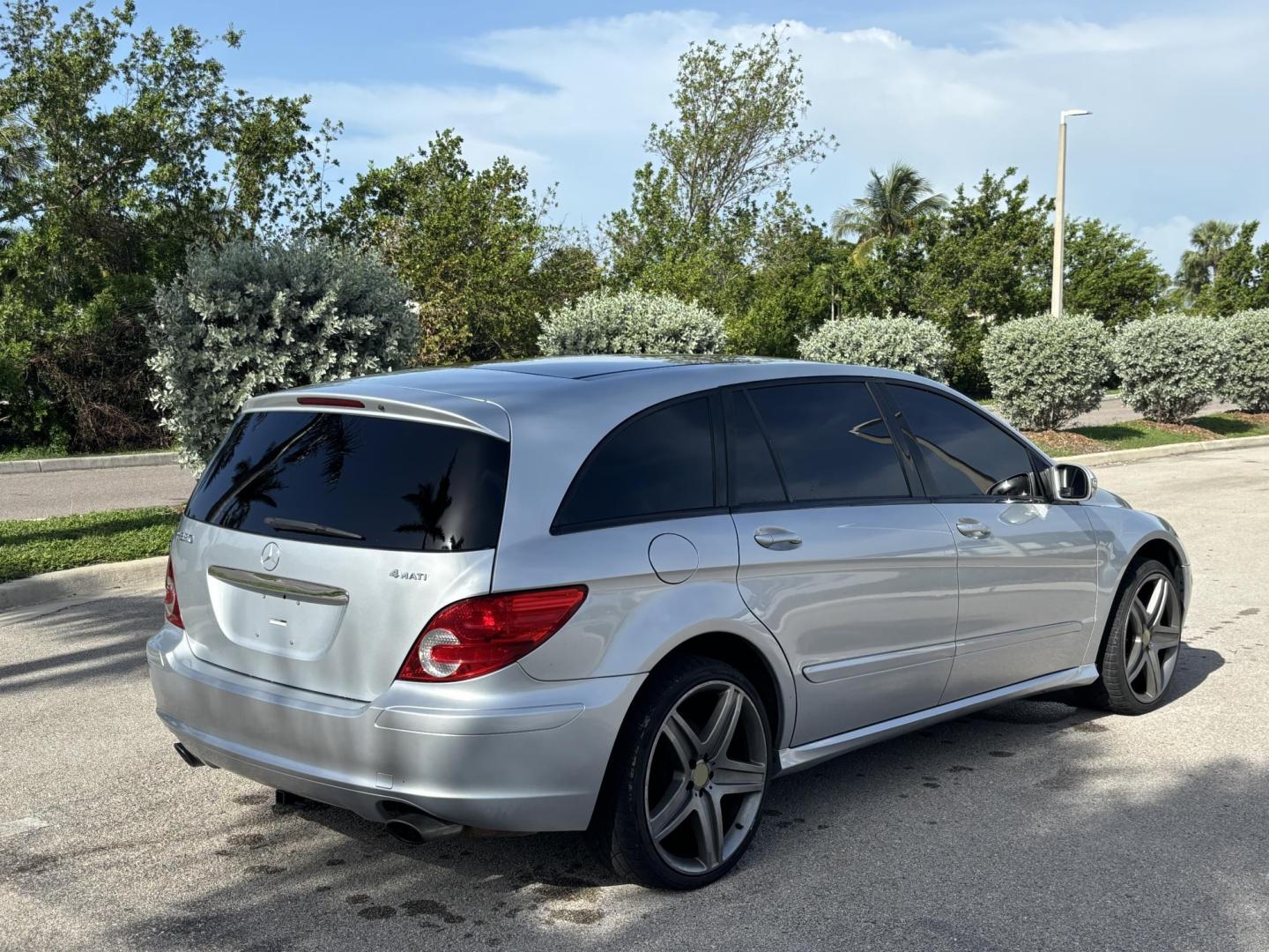 2006 SILVER /BLACK Mercedes-Benz R-Class R350 (4JGCB65E76A) with an 3.5L V6 DOHC 24V engine, 7-Speed Automatic Overdrive transmission, located at 11170 Summerlin Square Dr., Fort Myers Beach, FL, 33931, (239) 999-7777, 26.493546, -81.941628 - As Is Not Eligible for Buy Here Pay Here - Photo#6
