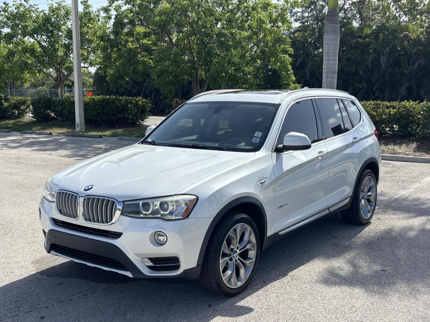 2016 WHITE /BROWN BMW X3 xDrive28i (5UXWX9C5XG0) with an 2.0L L4 DOHC 16V engine, 8-Speed Automatic transmission, located at 11170 Summerlin Square Dr., Fort Myers Beach, FL, 33931, (239) 999-7777, 26.493546, -81.941628 - We have financing available and we accept trades! Fill out a credit application on our website or come by today! If you have any questions, give us a call at (239) 999 - 7777 or visit our website at firstautocredit.com. 11170 Summerlin Square Dr, Fort Myers Beach, FL 33931 2 Owner No Damage - Photo#0