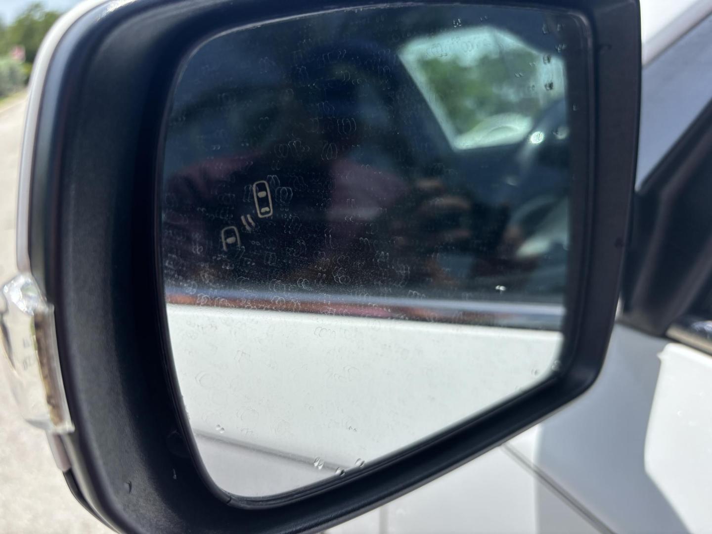2014 WHITE /BLACK Kia Sorento SX V6 FWD (5XYKW4A72EG) with an 3.3L V6 DOHC 24V engine, 6-Speed Automatic transmission, located at 11170 Summerlin Square Dr., Fort Myers Beach, FL, 33931, (239) 999-7777, 26.493546, -81.941628 - We have financing available and we accept trades! Fill out a credit application on our website or come by today! If you have any questions, give us a call at (239) 999 - 7777 or visit our website at firstautocredit.com. 11170 Summerlin Square Dr, Fort Myers Beach, FL 33931 - Photo#39
