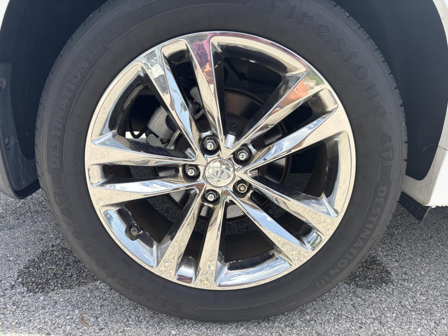 2014 WHITE /BLACK Kia Sorento SX V6 FWD (5XYKW4A72EG) with an 3.3L V6 DOHC 24V engine, 6-Speed Automatic transmission, located at 11170 Summerlin Square Dr., Fort Myers Beach, FL, 33931, (239) 999-7777, 26.493546, -81.941628 - We have financing available and we accept trades! Fill out a credit application on our website or come by today! If you have any questions, give us a call at (239) 999 - 7777 or visit our website at firstautocredit.com. 11170 Summerlin Square Dr, Fort Myers Beach, FL 33931 - Photo#46