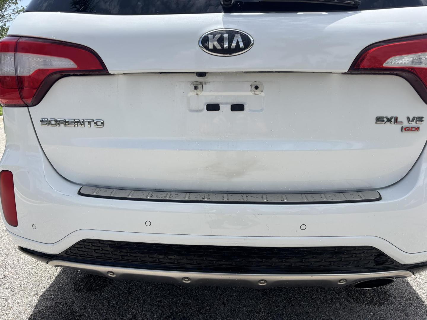 2014 WHITE /BLACK Kia Sorento SX V6 FWD (5XYKW4A72EG) with an 3.3L V6 DOHC 24V engine, 6-Speed Automatic transmission, located at 11170 Summerlin Square Dr., Fort Myers Beach, FL, 33931, (239) 999-7777, 26.493546, -81.941628 - We have financing available and we accept trades! Fill out a credit application on our website or come by today! If you have any questions, give us a call at (239) 999 - 7777 or visit our website at firstautocredit.com. 11170 Summerlin Square Dr, Fort Myers Beach, FL 33931 - Photo#42
