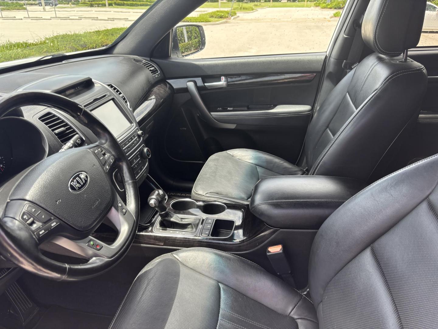 2014 WHITE /BLACK Kia Sorento SX V6 FWD (5XYKW4A72EG) with an 3.3L V6 DOHC 24V engine, 6-Speed Automatic transmission, located at 11170 Summerlin Square Dr., Fort Myers Beach, FL, 33931, (239) 999-7777, 26.493546, -81.941628 - We have financing available and we accept trades! Fill out a credit application on our website or come by today! If you have any questions, give us a call at (239) 999 - 7777 or visit our website at firstautocredit.com. 11170 Summerlin Square Dr, Fort Myers Beach, FL 33931 - Photo#12