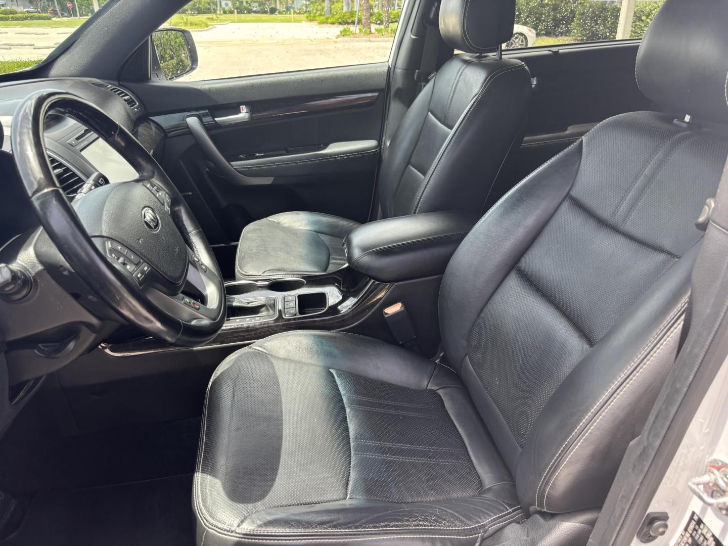 2014 WHITE /BLACK Kia Sorento SX V6 FWD (5XYKW4A72EG) with an 3.3L V6 DOHC 24V engine, 6-Speed Automatic transmission, located at 11170 Summerlin Square Dr., Fort Myers Beach, FL, 33931, (239) 999-7777, 26.493546, -81.941628 - We have financing available and we accept trades! Fill out a credit application on our website or come by today! If you have any questions, give us a call at (239) 999 - 7777 or visit our website at firstautocredit.com. 11170 Summerlin Square Dr, Fort Myers Beach, FL 33931 - Photo#10