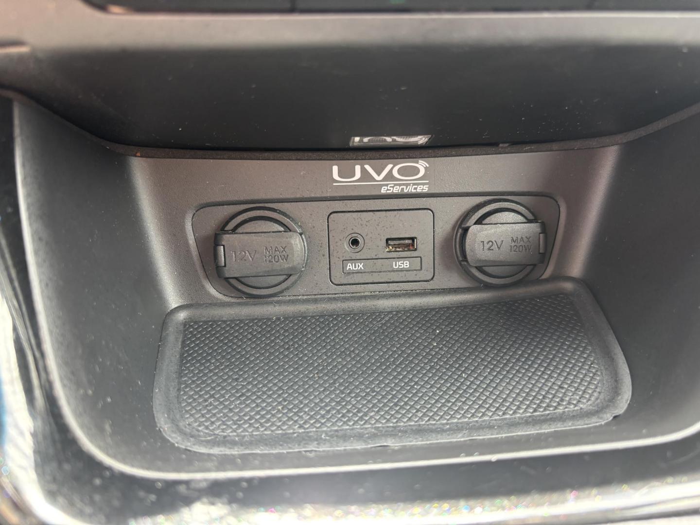 2014 WHITE /BLACK Kia Sorento SX V6 FWD (5XYKW4A72EG) with an 3.3L V6 DOHC 24V engine, 6-Speed Automatic transmission, located at 11170 Summerlin Square Dr., Fort Myers Beach, FL, 33931, (239) 999-7777, 26.493546, -81.941628 - We have financing available and we accept trades! Fill out a credit application on our website or come by today! If you have any questions, give us a call at (239) 999 - 7777 or visit our website at firstautocredit.com. 11170 Summerlin Square Dr, Fort Myers Beach, FL 33931 - Photo#17
