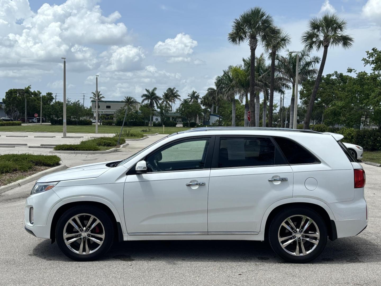 2014 WHITE /BLACK Kia Sorento SX V6 FWD (5XYKW4A72EG) with an 3.3L V6 DOHC 24V engine, 6-Speed Automatic transmission, located at 11170 Summerlin Square Dr., Fort Myers Beach, FL, 33931, (239) 999-7777, 26.493546, -81.941628 - We have financing available and we accept trades! Fill out a credit application on our website or come by today! If you have any questions, give us a call at (239) 999 - 7777 or visit our website at firstautocredit.com. 11170 Summerlin Square Dr, Fort Myers Beach, FL 33931 - Photo#7