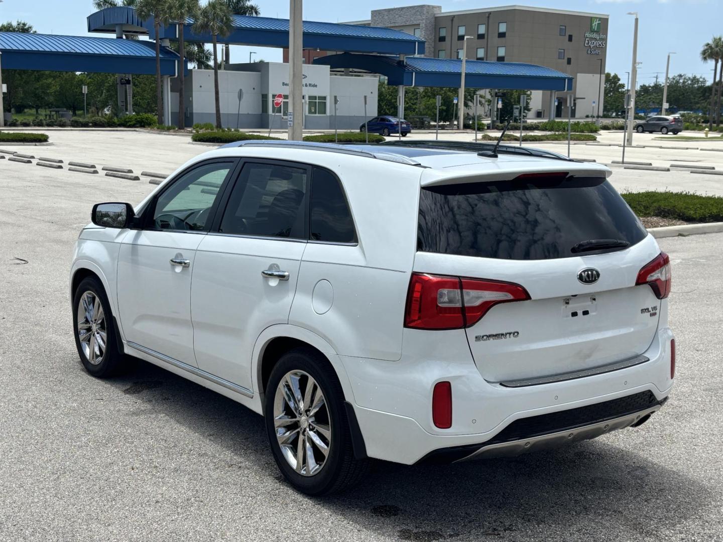 2014 WHITE /BLACK Kia Sorento SX V6 FWD (5XYKW4A72EG) with an 3.3L V6 DOHC 24V engine, 6-Speed Automatic transmission, located at 11170 Summerlin Square Dr., Fort Myers Beach, FL, 33931, (239) 999-7777, 26.493546, -81.941628 - We have financing available and we accept trades! Fill out a credit application on our website or come by today! If you have any questions, give us a call at (239) 999 - 7777 or visit our website at firstautocredit.com. 11170 Summerlin Square Dr, Fort Myers Beach, FL 33931 - Photo#4