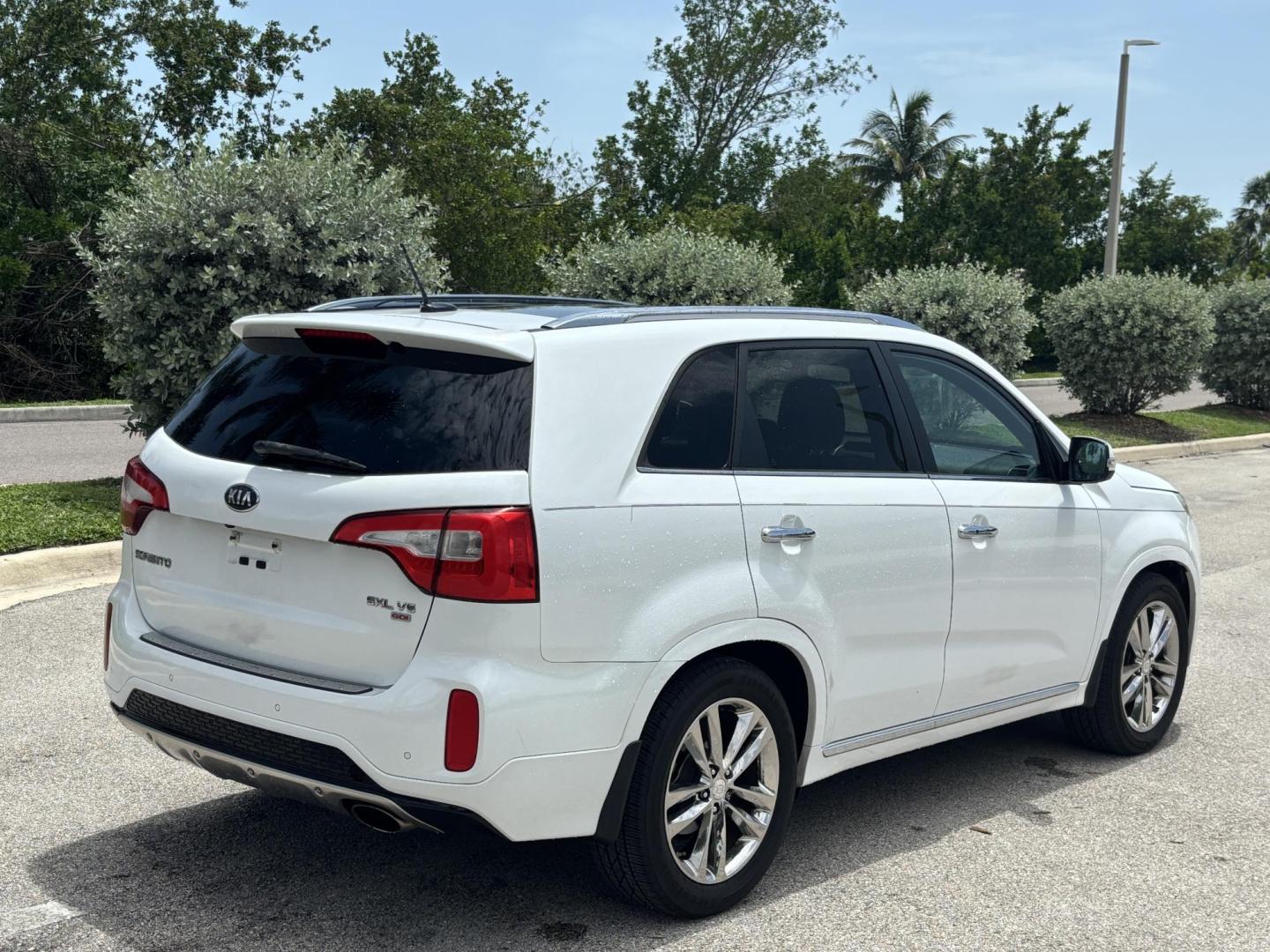 2014 WHITE /BLACK Kia Sorento SX V6 FWD (5XYKW4A72EG) with an 3.3L V6 DOHC 24V engine, 6-Speed Automatic transmission, located at 11170 Summerlin Square Dr., Fort Myers Beach, FL, 33931, (239) 999-7777, 26.493546, -81.941628 - We have financing available and we accept trades! Fill out a credit application on our website or come by today! If you have any questions, give us a call at (239) 999 - 7777 or visit our website at firstautocredit.com. 11170 Summerlin Square Dr, Fort Myers Beach, FL 33931 - Photo#6