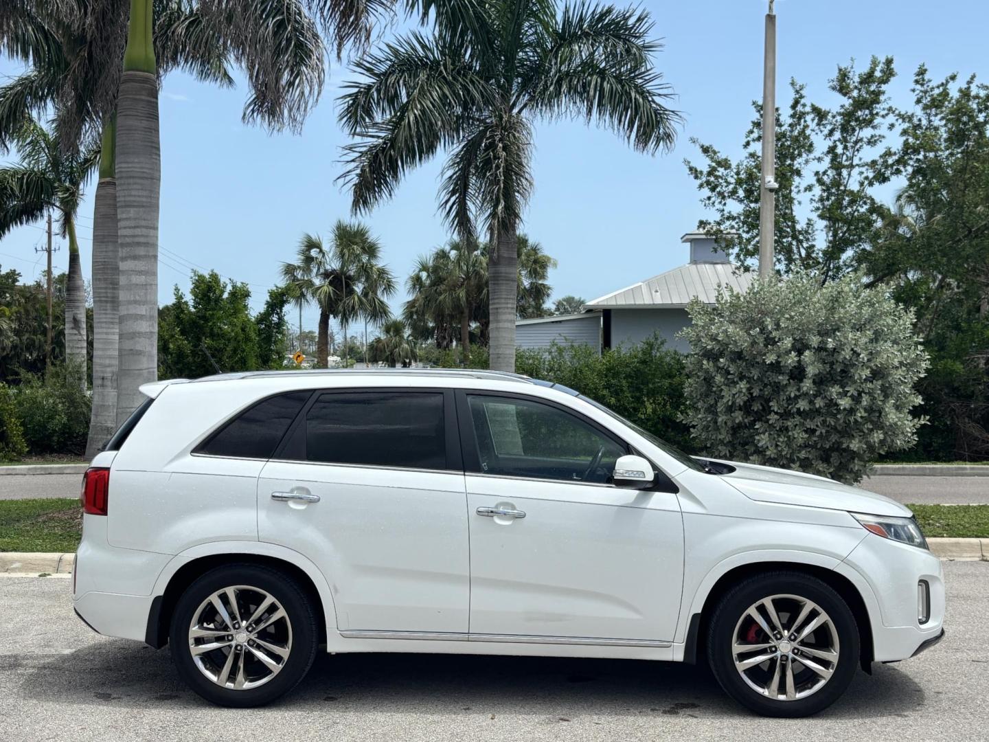 2014 WHITE /BLACK Kia Sorento SX V6 FWD (5XYKW4A72EG) with an 3.3L V6 DOHC 24V engine, 6-Speed Automatic transmission, located at 11170 Summerlin Square Dr., Fort Myers Beach, FL, 33931, (239) 999-7777, 26.493546, -81.941628 - We have financing available and we accept trades! Fill out a credit application on our website or come by today! If you have any questions, give us a call at (239) 999 - 7777 or visit our website at firstautocredit.com. 11170 Summerlin Square Dr, Fort Myers Beach, FL 33931 - Photo#3
