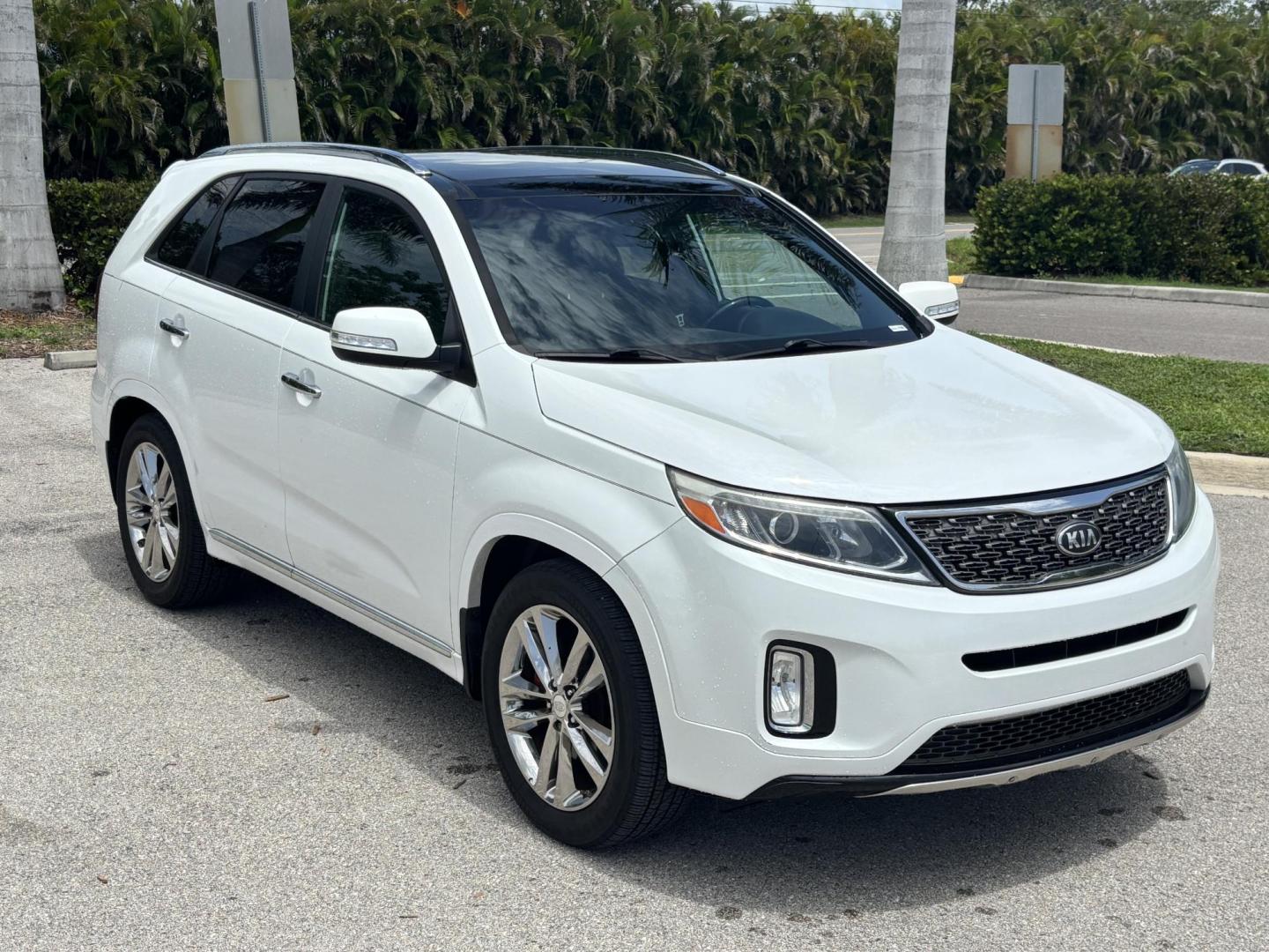2014 WHITE /BLACK Kia Sorento SX V6 FWD (5XYKW4A72EG) with an 3.3L V6 DOHC 24V engine, 6-Speed Automatic transmission, located at 11170 Summerlin Square Dr., Fort Myers Beach, FL, 33931, (239) 999-7777, 26.493546, -81.941628 - We have financing available and we accept trades! Fill out a credit application on our website or come by today! If you have any questions, give us a call at (239) 999 - 7777 or visit our website at firstautocredit.com. 11170 Summerlin Square Dr, Fort Myers Beach, FL 33931 - Photo#2