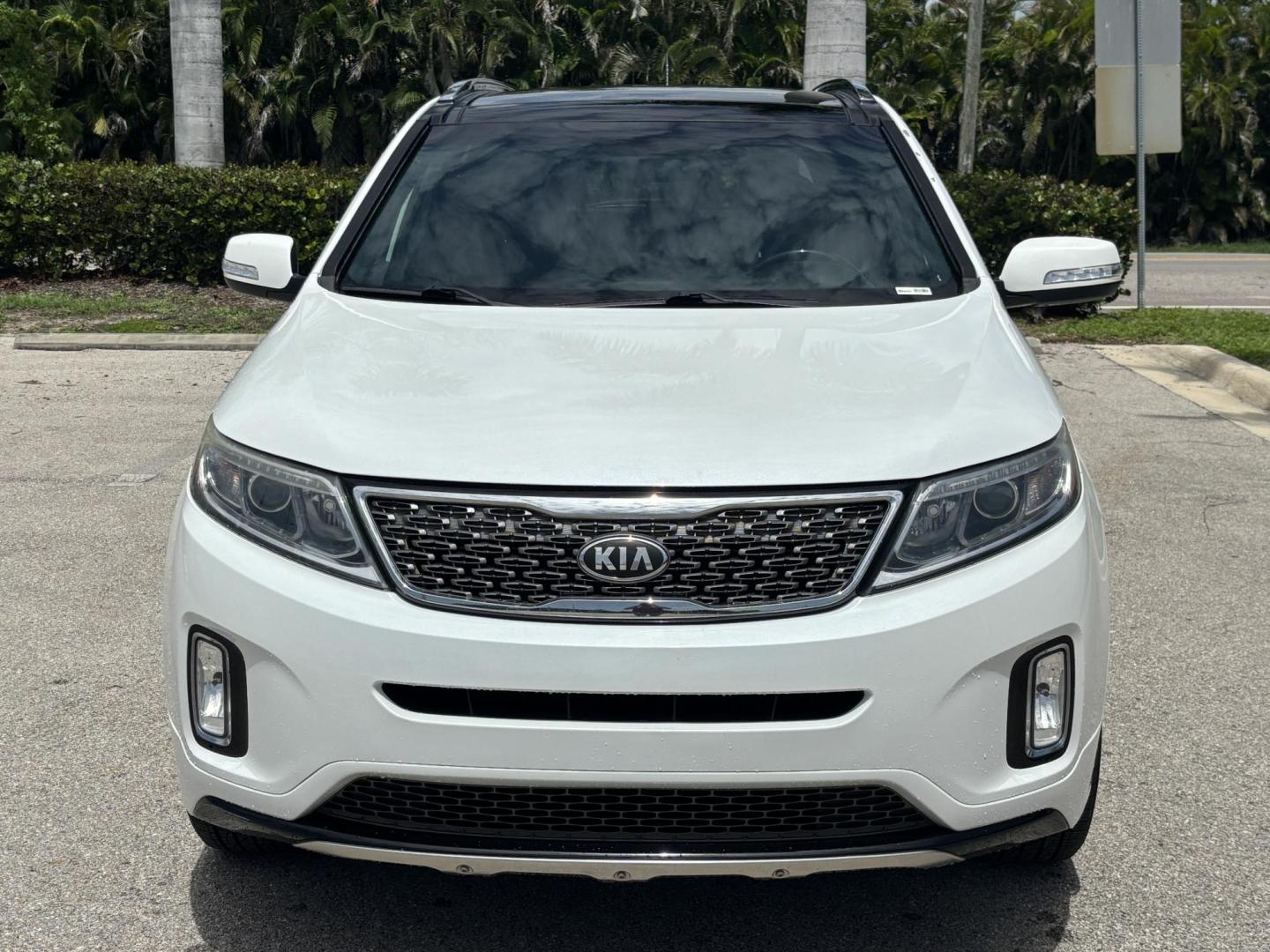2014 WHITE /BLACK Kia Sorento SX V6 FWD (5XYKW4A72EG) with an 3.3L V6 DOHC 24V engine, 6-Speed Automatic transmission, located at 11170 Summerlin Square Dr., Fort Myers Beach, FL, 33931, (239) 999-7777, 26.493546, -81.941628 - We have financing available and we accept trades! Fill out a credit application on our website or come by today! If you have any questions, give us a call at (239) 999 - 7777 or visit our website at firstautocredit.com. 11170 Summerlin Square Dr, Fort Myers Beach, FL 33931 - Photo#1