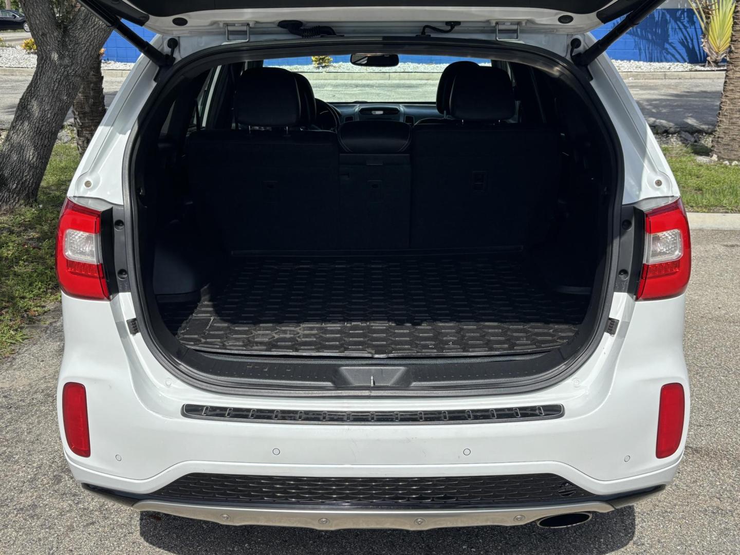 2014 WHITE /BLACK Kia Sorento SX V6 FWD (5XYKW4A72EG) with an 3.3L V6 DOHC 24V engine, 6-Speed Automatic transmission, located at 11170 Summerlin Square Dr., Fort Myers Beach, FL, 33931, (239) 999-7777, 26.493546, -81.941628 - We have financing available and we accept trades! Fill out a credit application on our website or come by today! If you have any questions, give us a call at (239) 999 - 7777 or visit our website at firstautocredit.com. 11170 Summerlin Square Dr, Fort Myers Beach, FL 33931 - Photo#44