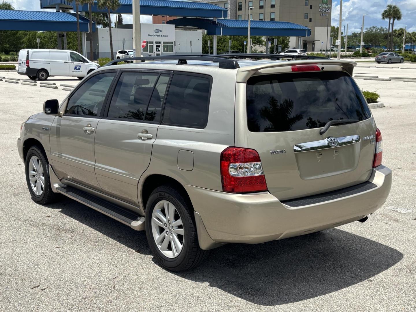 2007 GOLD /BEIGE Toyota Highlander Hybrid 2WD (JTEGW21A570) with an 3.3L V6 DOHC 24V HYBRID engine, CVT transmission, located at 11170 Summerlin Square Dr., Fort Myers Beach, FL, 33931, (239) 999-7777, 26.493546, -81.941628 - We have financing available and we accept trades! Fill out a credit application on our website or come by today! If you have any questions, give us a call at (239) 999 - 7777 or visit our website at firstautocredit.com. 11170 Summerlin Square Dr, Fort Myers Beach, FL 33931 Carfax 1 Owner 3 - Photo#4