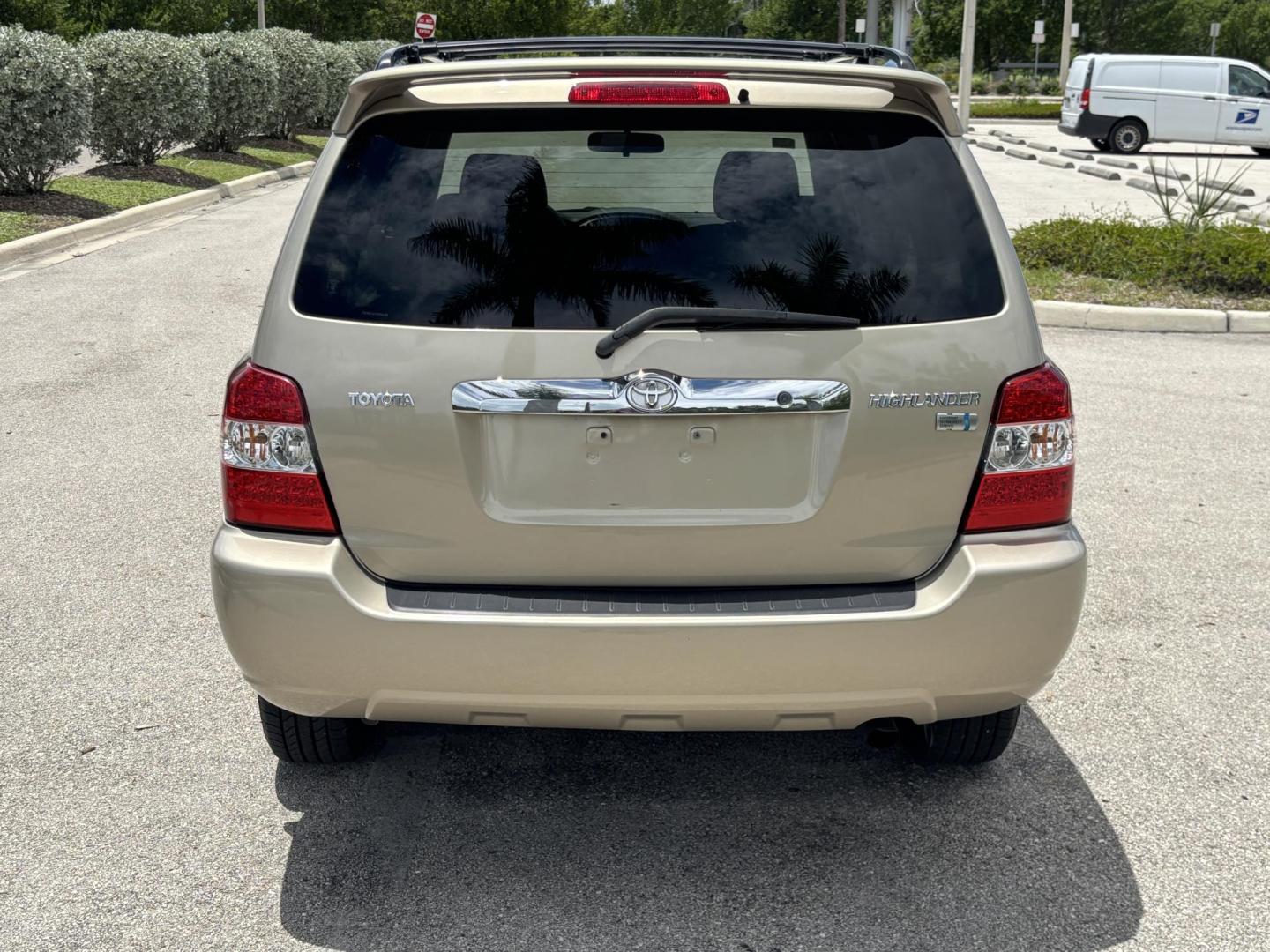 2007 GOLD /BEIGE Toyota Highlander Hybrid 2WD (JTEGW21A570) with an 3.3L V6 DOHC 24V HYBRID engine, CVT transmission, located at 11170 Summerlin Square Dr., Fort Myers Beach, FL, 33931, (239) 999-7777, 26.493546, -81.941628 - We have financing available and we accept trades! Fill out a credit application on our website or come by today! If you have any questions, give us a call at (239) 999 - 7777 or visit our website at firstautocredit.com. 11170 Summerlin Square Dr, Fort Myers Beach, FL 33931 Carfax 1 Owner 3 - Photo#5