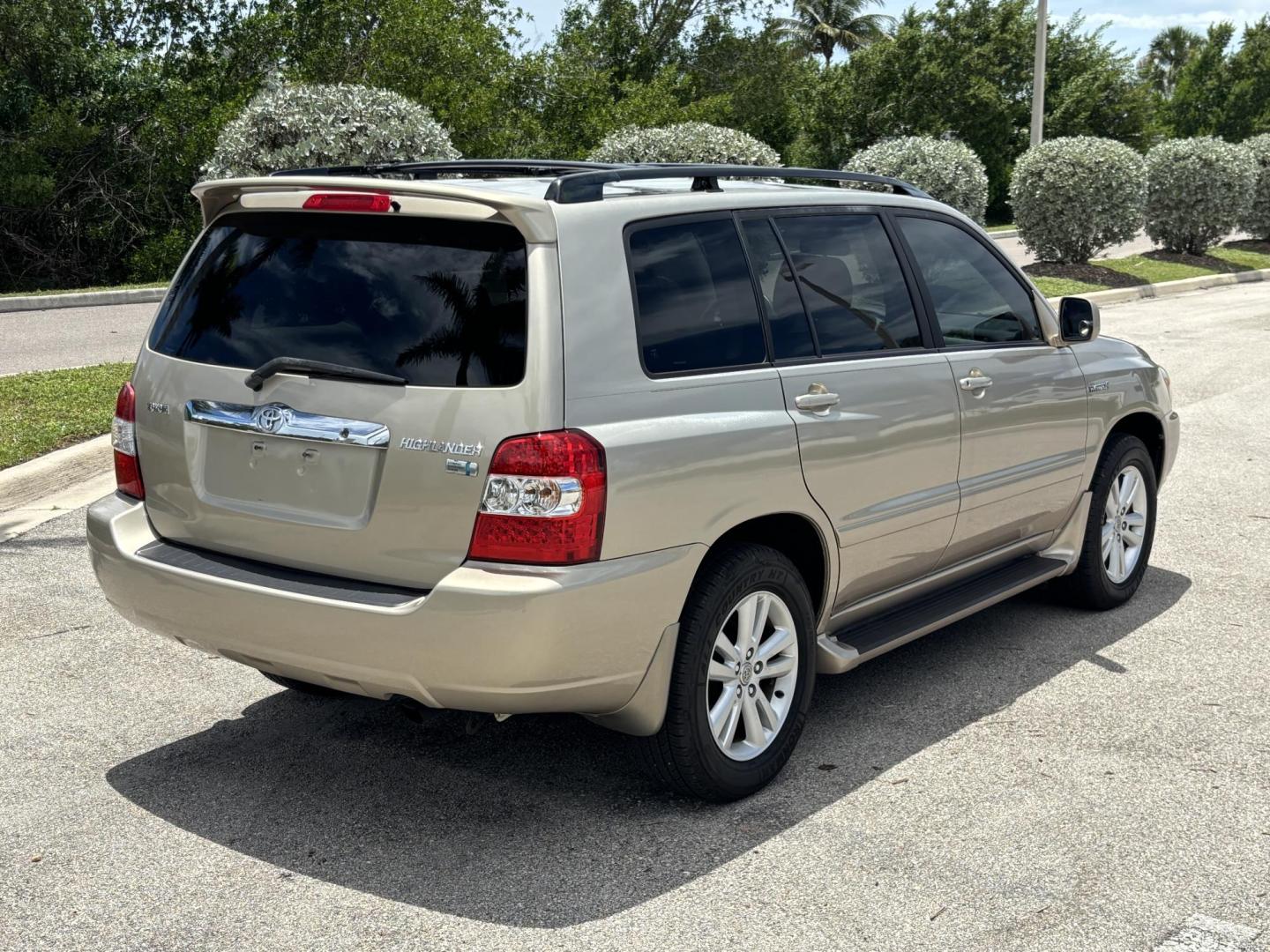 2007 GOLD /BEIGE Toyota Highlander Hybrid 2WD (JTEGW21A570) with an 3.3L V6 DOHC 24V HYBRID engine, CVT transmission, located at 11170 Summerlin Square Dr., Fort Myers Beach, FL, 33931, (239) 999-7777, 26.493546, -81.941628 - We have financing available and we accept trades! Fill out a credit application on our website or come by today! If you have any questions, give us a call at (239) 999 - 7777 or visit our website at firstautocredit.com. 11170 Summerlin Square Dr, Fort Myers Beach, FL 33931 Carfax 1 Owner 3 - Photo#6