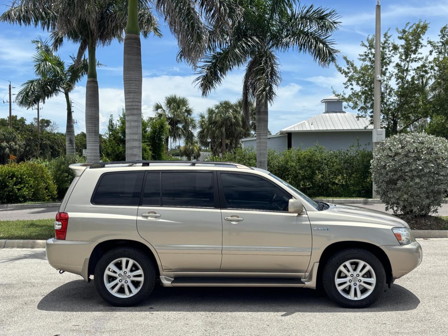 2007 GOLD /BEIGE Toyota Highlander Hybrid 2WD (JTEGW21A570) with an 3.3L V6 DOHC 24V HYBRID engine, CVT transmission, located at 11170 Summerlin Square Dr., Fort Myers Beach, FL, 33931, (239) 999-7777, 26.493546, -81.941628 - We have financing available and we accept trades! Fill out a credit application on our website or come by today! If you have any questions, give us a call at (239) 999 - 7777 or visit our website at firstautocredit.com. 11170 Summerlin Square Dr, Fort Myers Beach, FL 33931 Carfax 1 Owner 3 - Photo#3