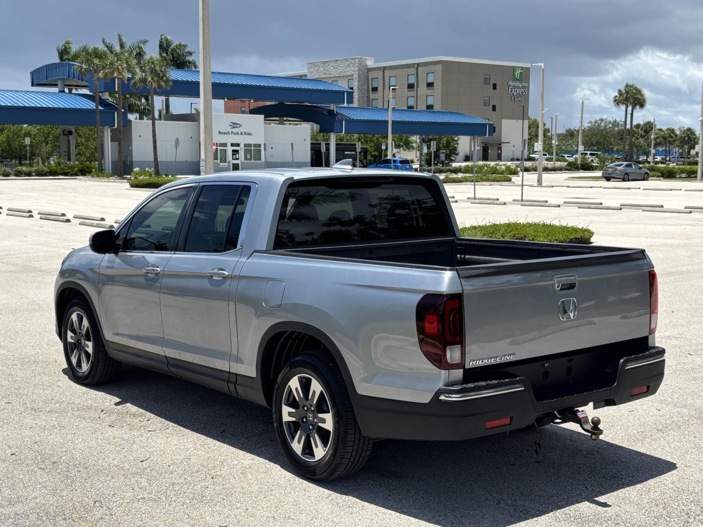 2018 GRAY /BLACK Honda Ridgeline RTL (5FPYK2F58JB) with an 3.5L V6 SOHC 24V engine, 6A transmission, located at 11170 Summerlin Square Dr., Fort Myers Beach, FL, 33931, (239) 999-7777, 26.493546, -81.941628 - We have financing available and we accept trades! Fill out a credit application on our website or come by today! If you have any questions, give us a call at (239) 999 - 7777 or visit our website at firstautocredit.com. 11170 Summerlin Square Dr, Fort Myers Beach, FL 33931 - Photo#4
