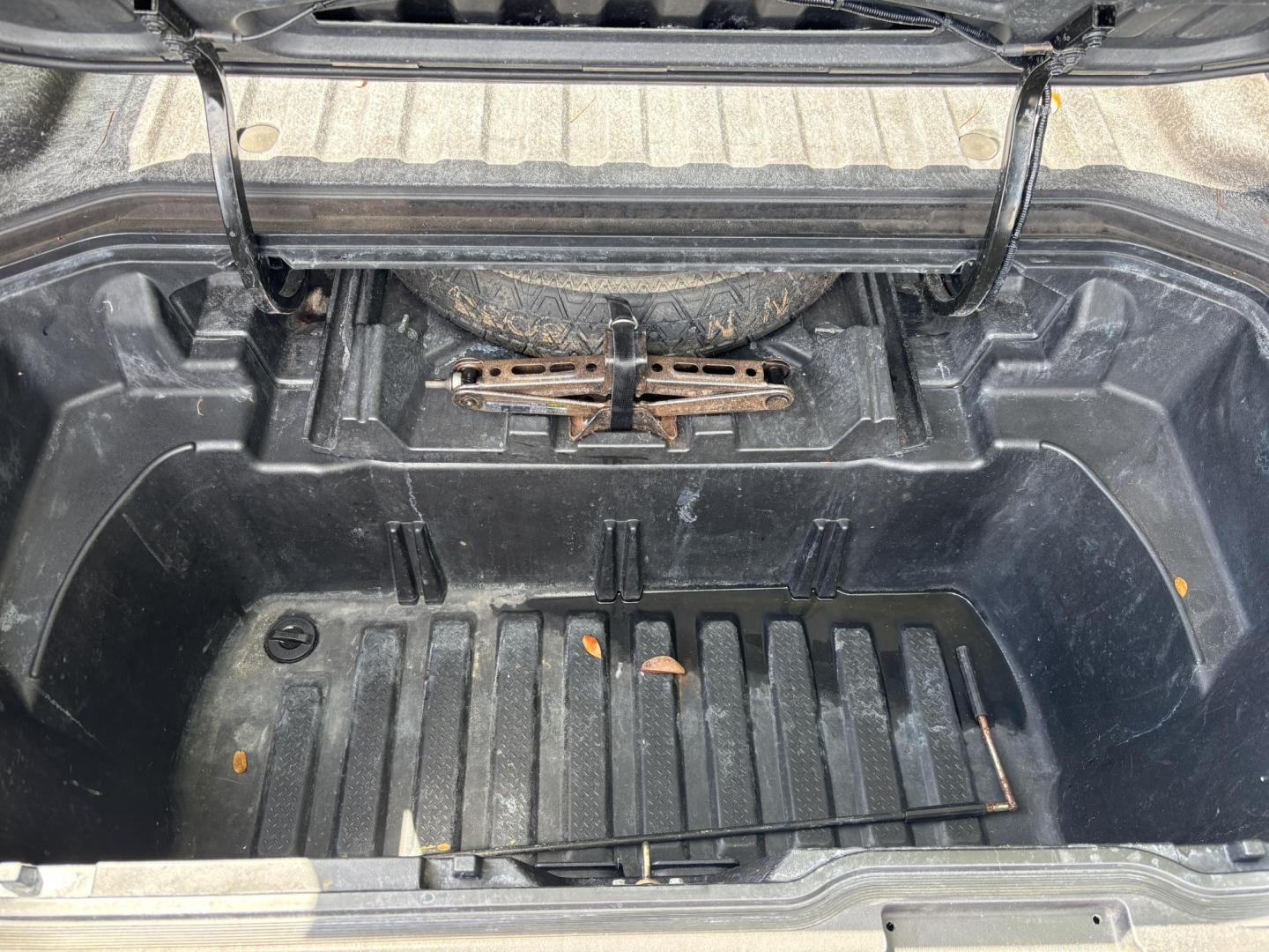 2018 GRAY /BLACK Honda Ridgeline RTL (5FPYK2F58JB) with an 3.5L V6 SOHC 24V engine, 6A transmission, located at 11170 Summerlin Square Dr., Fort Myers Beach, FL, 33931, (239) 999-7777, 26.493546, -81.941628 - We have financing available and we accept trades! Fill out a credit application on our website or come by today! If you have any questions, give us a call at (239) 999 - 7777 or visit our website at firstautocredit.com. 11170 Summerlin Square Dr, Fort Myers Beach, FL 33931 - Photo#9