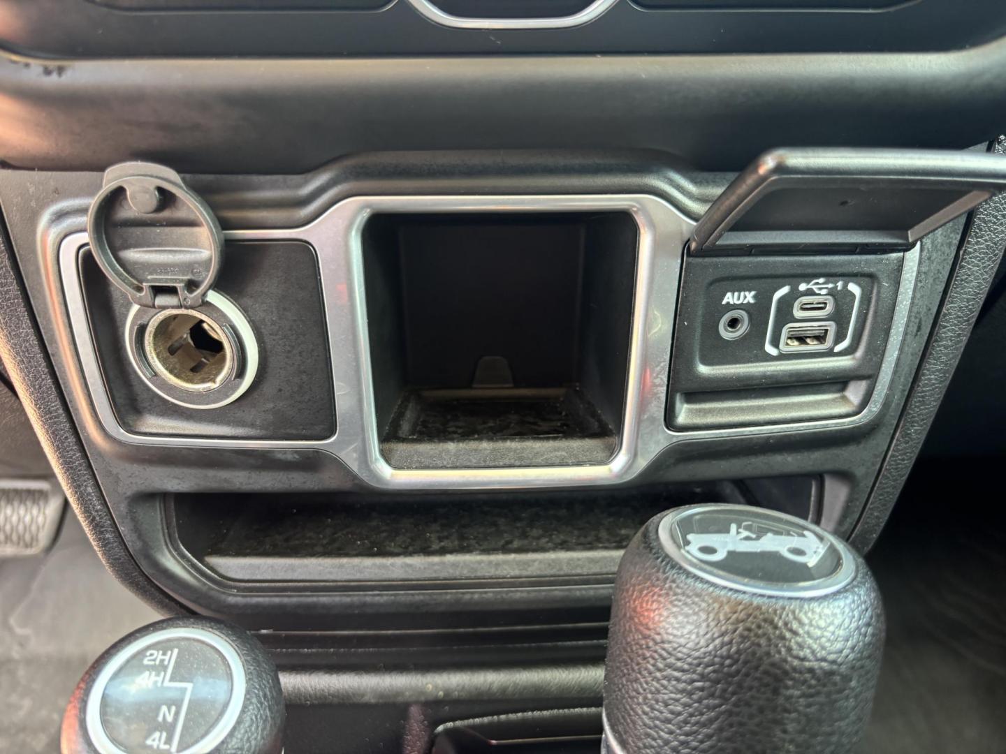 2018 ORANGE /charcoal Jeep Wrangler Unlimited Sport (1C4HJXDN1JW) with an 2.0L L4 DOHC 16V TURBO engine, 6A transmission, located at 11170 Summerlin Square Dr., Fort Myers Beach, FL, 33931, (239) 999-7777, 26.493546, -81.941628 - We have financing available and we accept trades! Fill out a credit application on our website or come by today! If you have any questions, give us a call at (239) 999 - 7777 or visit our website at firstautocredit.com. 11170 Summerlin Square Dr, Fort Myers Beach, FL 33931 No Damage No Acci - Photo#26
