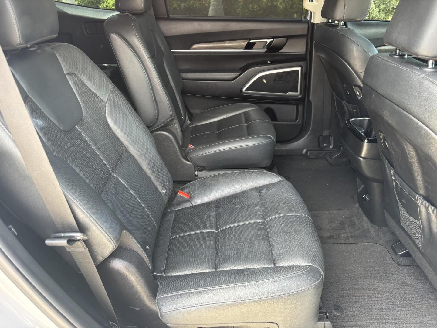 2022 GRAY /BLACK Kia Telluride EX AWD (5XYP3DHC5NG) with an 3.8L V6 DOHC 24V engine, 8A transmission, located at 11170 Summerlin Square Dr., Fort Myers Beach, FL, 33931, (239) 999-7777, 26.493546, -81.941628 - Carfax 1 Owner We have financing available and we accept trades! Fill out a credit application on our website or come by today! If you have any questions, give us a call at (239) 999 - 7777 or visit our website at firstautocredit.com. 11170 Summerlin Square Dr, Fort Myers Beach, FL 33931 - Photo#22