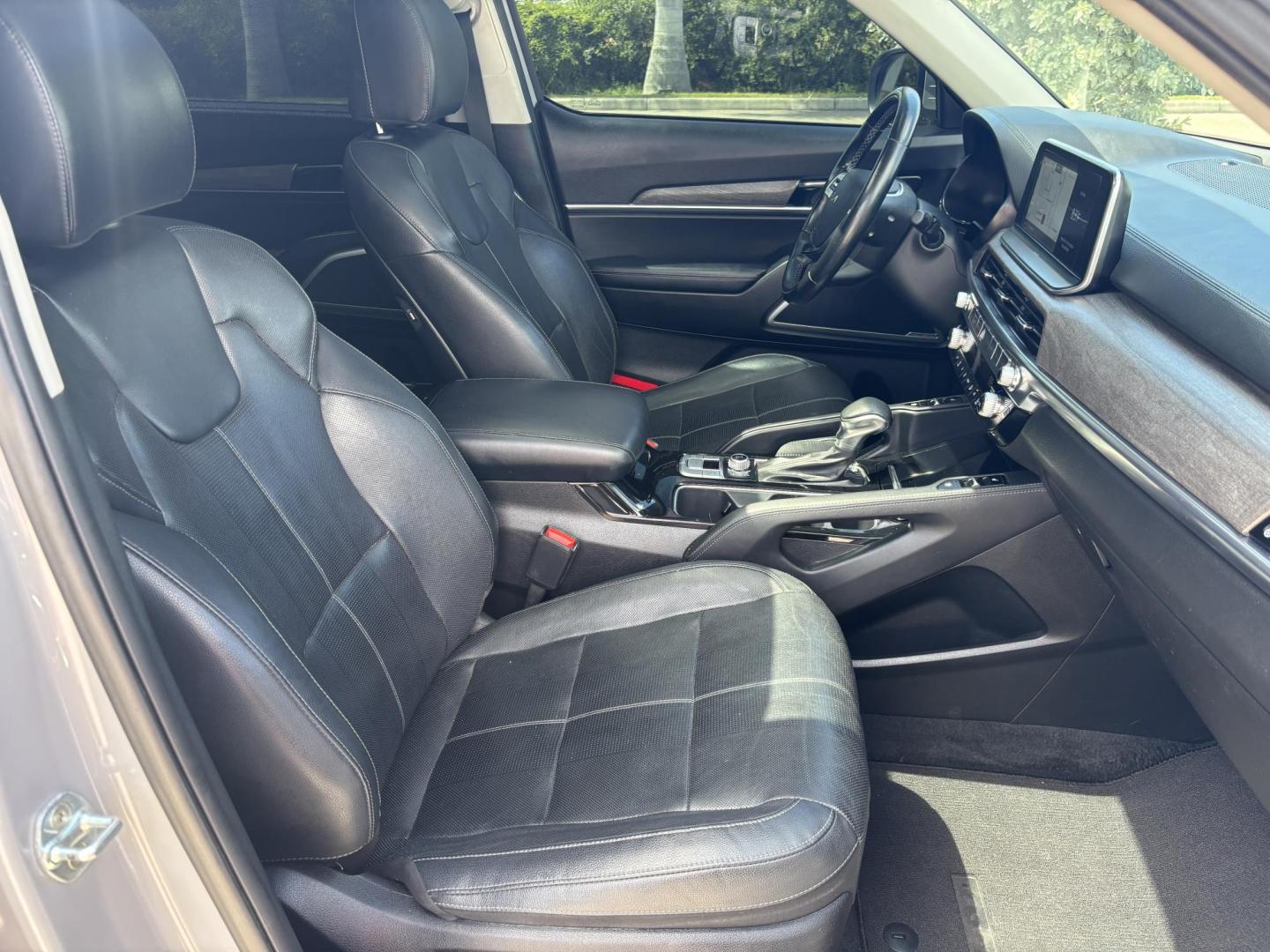 2022 GRAY /BLACK Kia Telluride EX AWD (5XYP3DHC5NG) with an 3.8L V6 DOHC 24V engine, 8A transmission, located at 11170 Summerlin Square Dr., Fort Myers Beach, FL, 33931, (239) 999-7777, 26.493546, -81.941628 - Carfax 1 Owner We have financing available and we accept trades! Fill out a credit application on our website or come by today! If you have any questions, give us a call at (239) 999 - 7777 or visit our website at firstautocredit.com. 11170 Summerlin Square Dr, Fort Myers Beach, FL 33931 - Photo#13