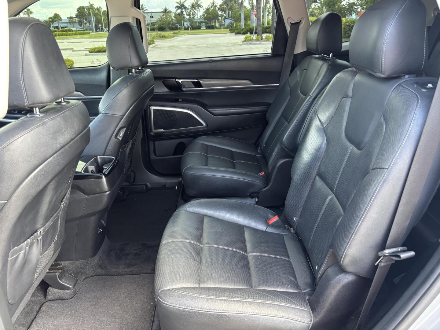 2022 GRAY /BLACK Kia Telluride EX AWD (5XYP3DHC5NG) with an 3.8L V6 DOHC 24V engine, 8A transmission, located at 11170 Summerlin Square Dr., Fort Myers Beach, FL, 33931, (239) 999-7777, 26.493546, -81.941628 - Carfax 1 Owner We have financing available and we accept trades! Fill out a credit application on our website or come by today! If you have any questions, give us a call at (239) 999 - 7777 or visit our website at firstautocredit.com. 11170 Summerlin Square Dr, Fort Myers Beach, FL 33931 - Photo#23